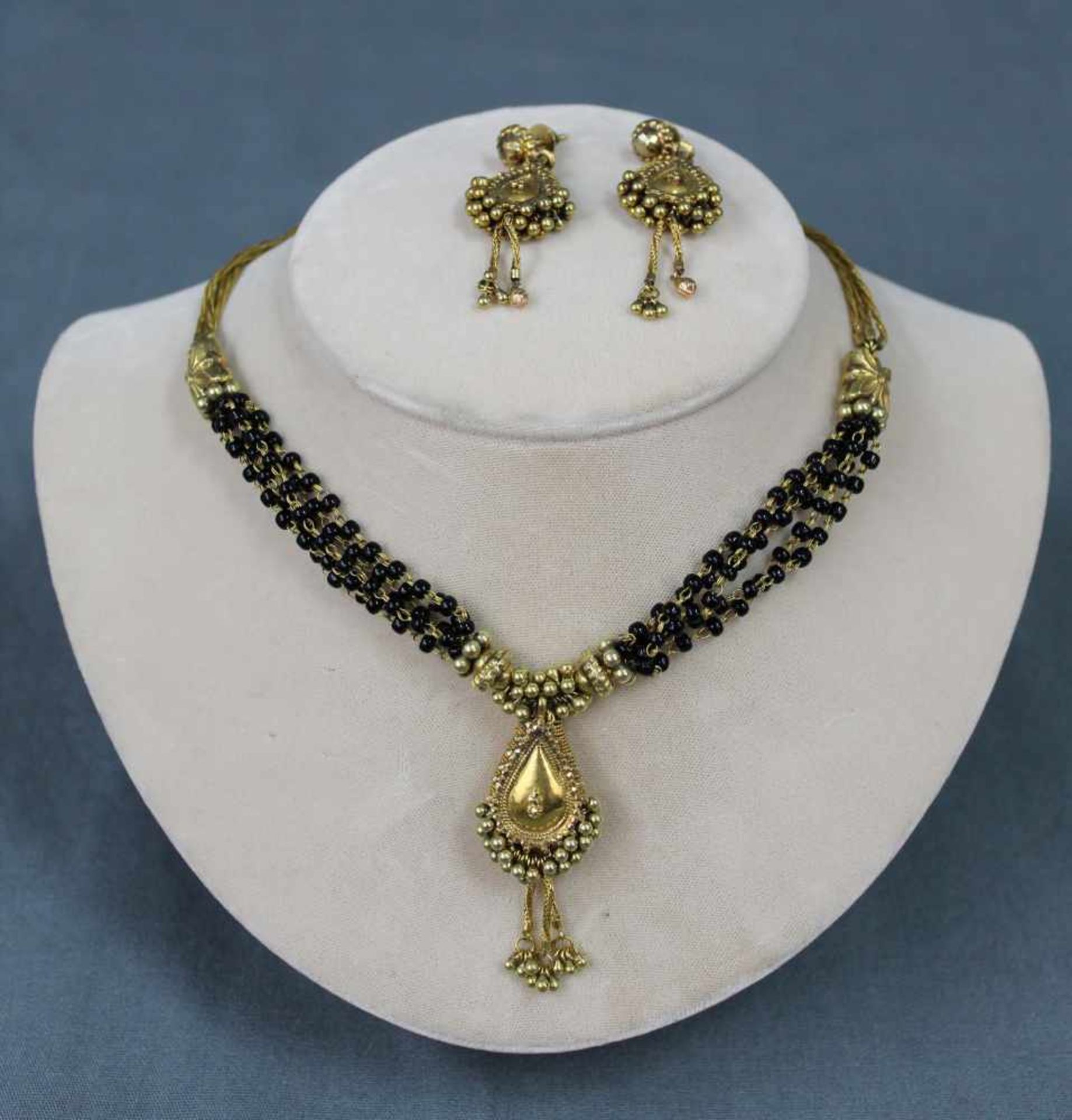 Collier und Ohrringe. Indien. Mughal, antik 19. Jahrhundert. Gelbgold 900. 67,5 gramm. Necklace