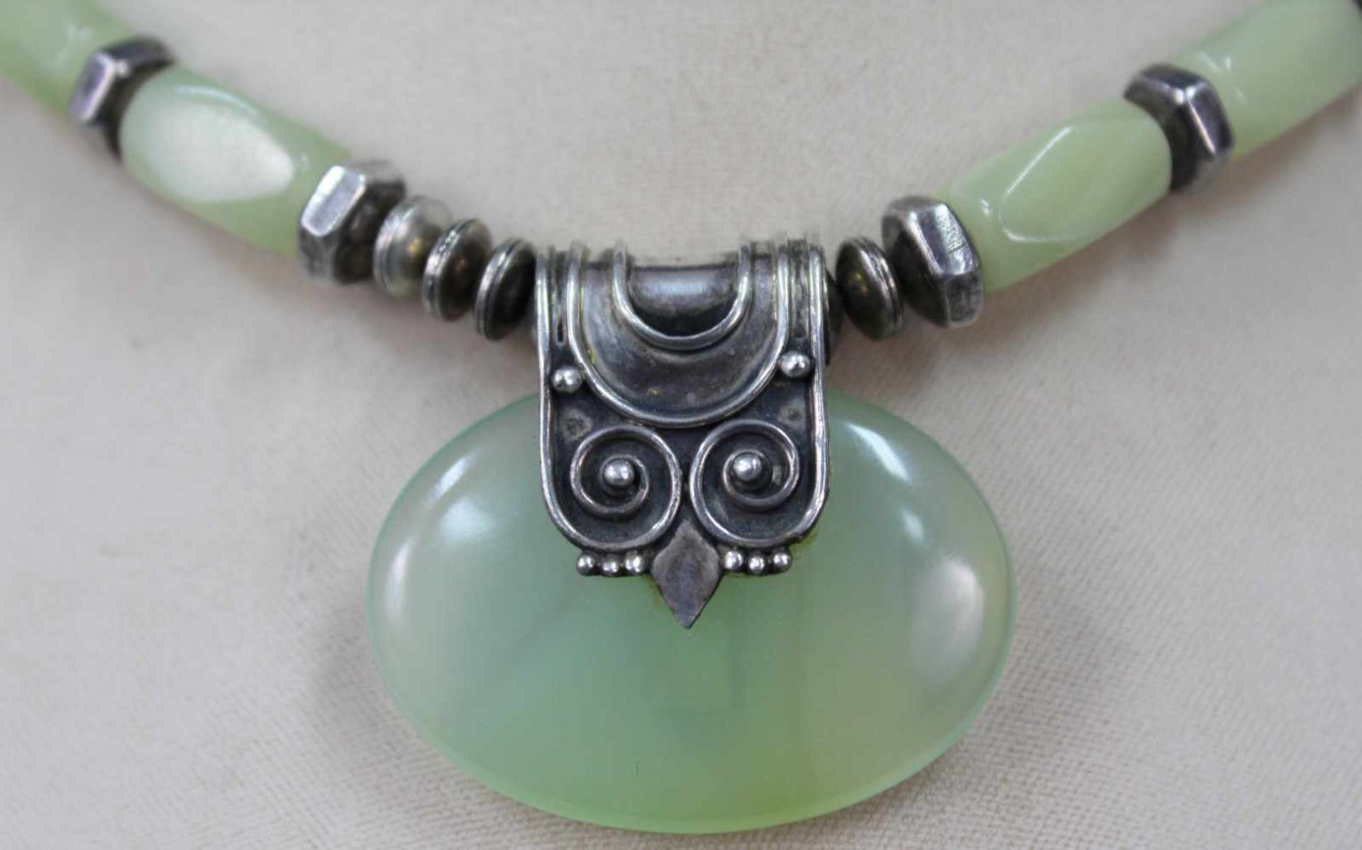 Collier. Hauptstein wohl Jade. Bandsteine wohl Prasiolith. Silber 925. 47 cm lang. Wohl China - Bild 2 aus 6