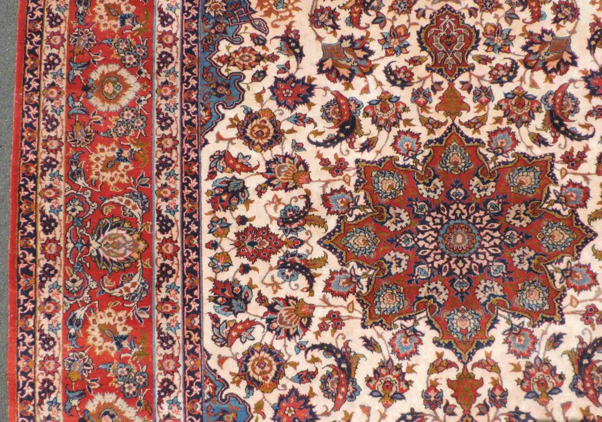 Isfahan Perserteppich. Mit Medaillon. Iran. Feine Knüpfung. 378 cm x 285 cm. Handgeknüpft. Wolle auf - Image 6 of 11