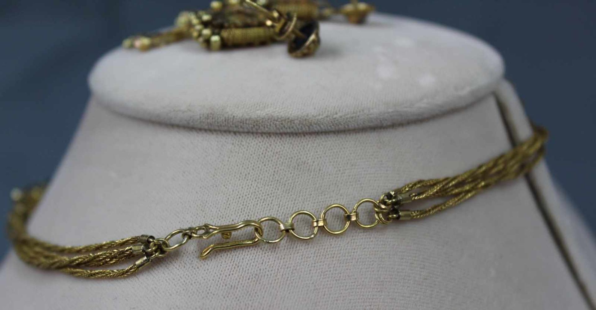 Collier und Ohrringe. Indien. Mughal, antik 19. Jahrhundert. Gelbgold 900. 67,5 gramm. Necklace - Bild 5 aus 7