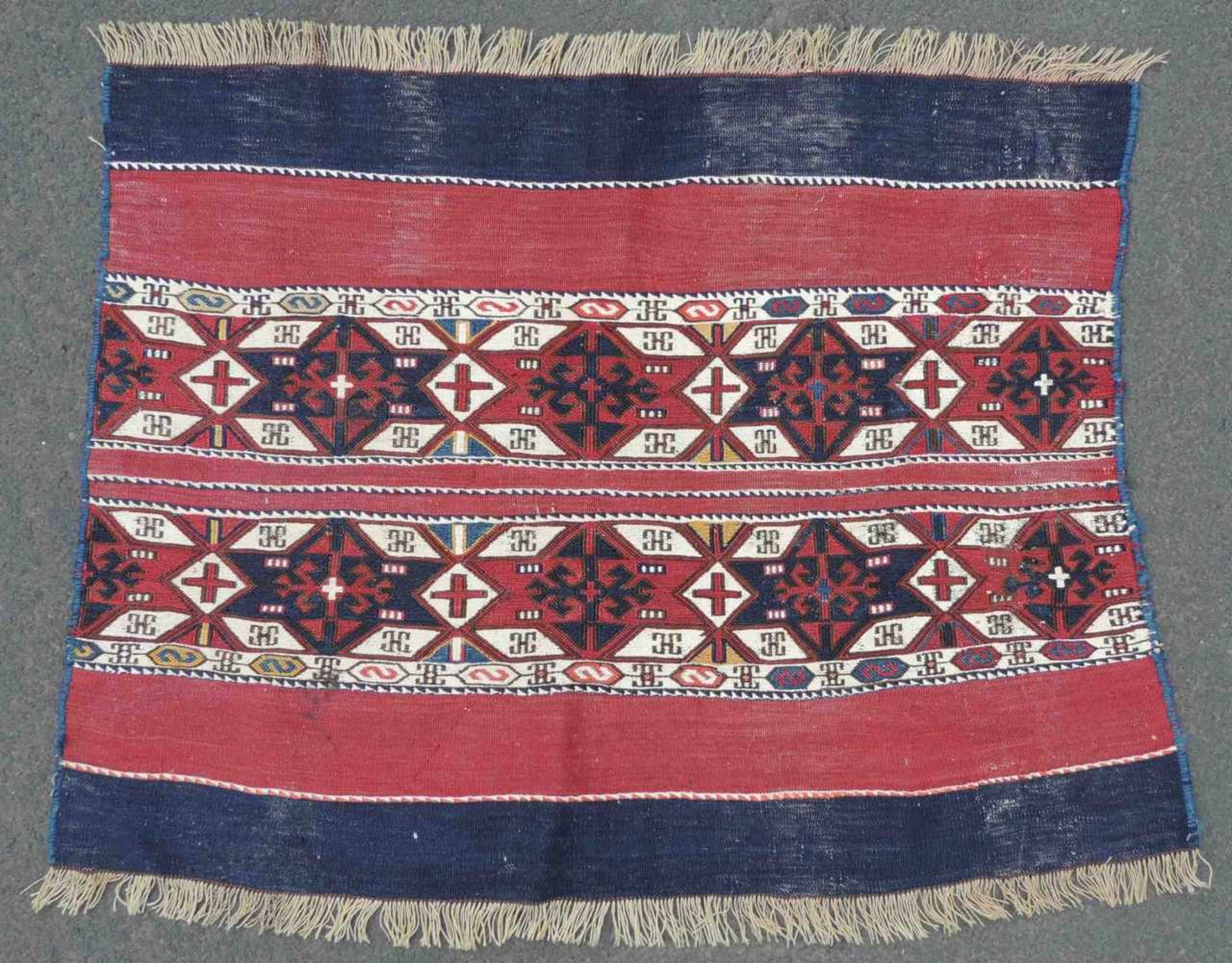 Bergama Sumak Kelim. Türkei. Antik, um 1890. 81 cm x 114 cm. Handgewebt. Wolle und Baumwolle auf
