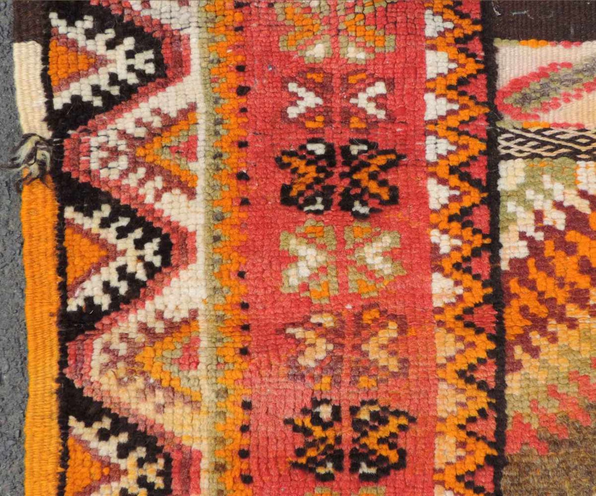 Atlas Teppich. Marokko. Alt, Mitte 20. Jahrhundert. 185 cm x 103 cm. Handgeknüpft und handgewebt. - Image 6 of 8