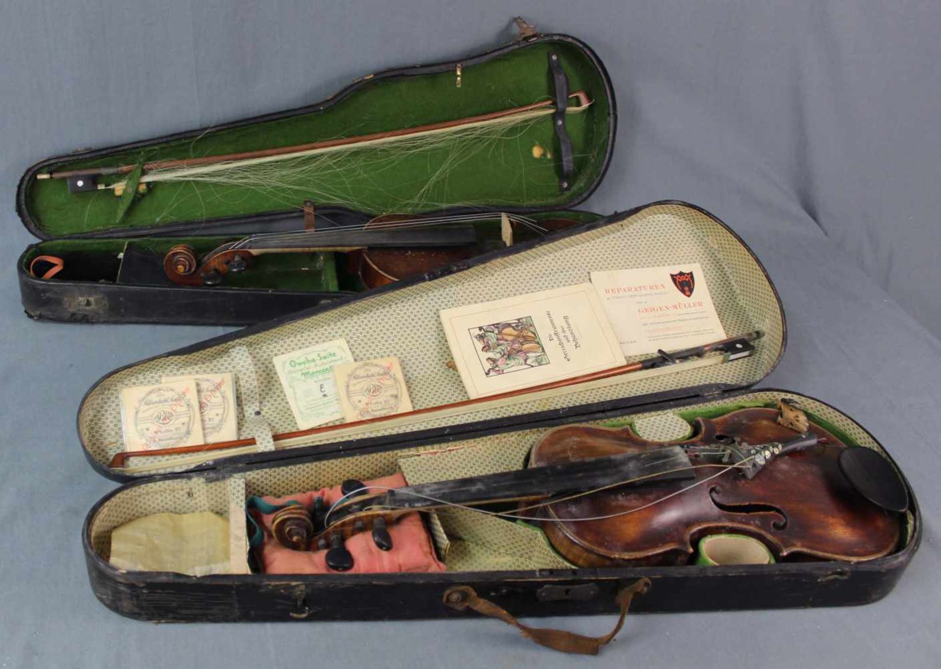 2 Violinen ( 3/4 Geigen). Jeweils in Kasten und Bogen. 2 violins (3/4 violins). Each in box and with