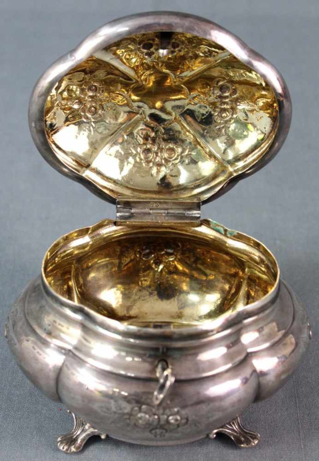 Zuckerdose. Silber geprüft. Mit Schlüssel. Jugendstil um 1900. 326 Gramm. 14 cm breit. Sugar box. - Image 10 of 11