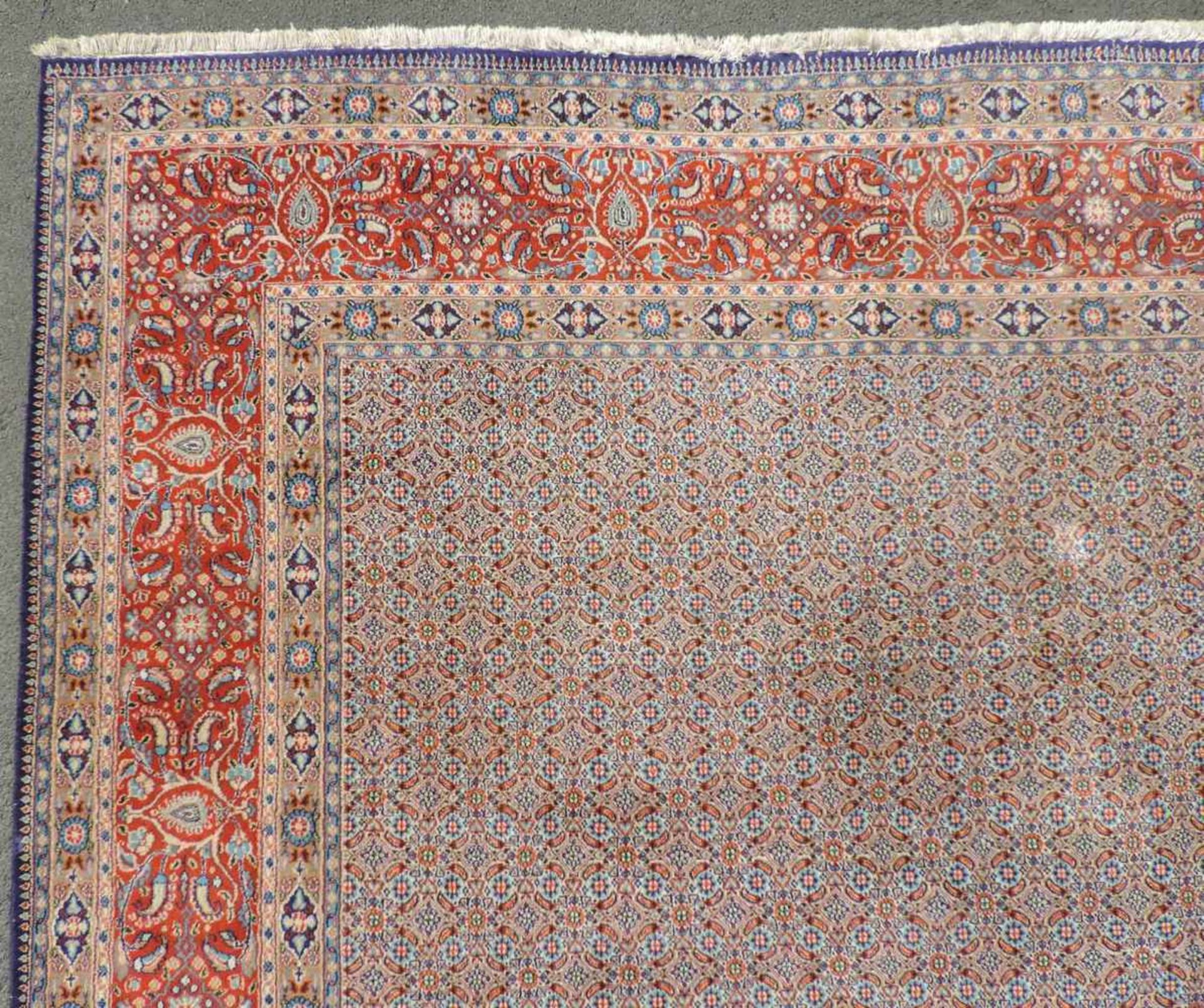 Moud Perserteppich. Iran. 406 cm x 300 cm. Handgeknüpft. Wolle auf Baumwolle. Zustand siehe Fotos. - Image 7 of 10