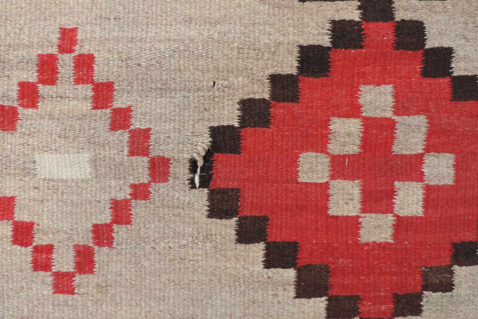 Navajo Tradingpost Blanket. Indianer Kelim. U.S.A. alt, um 1930. 115 cm x 76 cm. Handgewebt. Wolle - Bild 4 aus 6