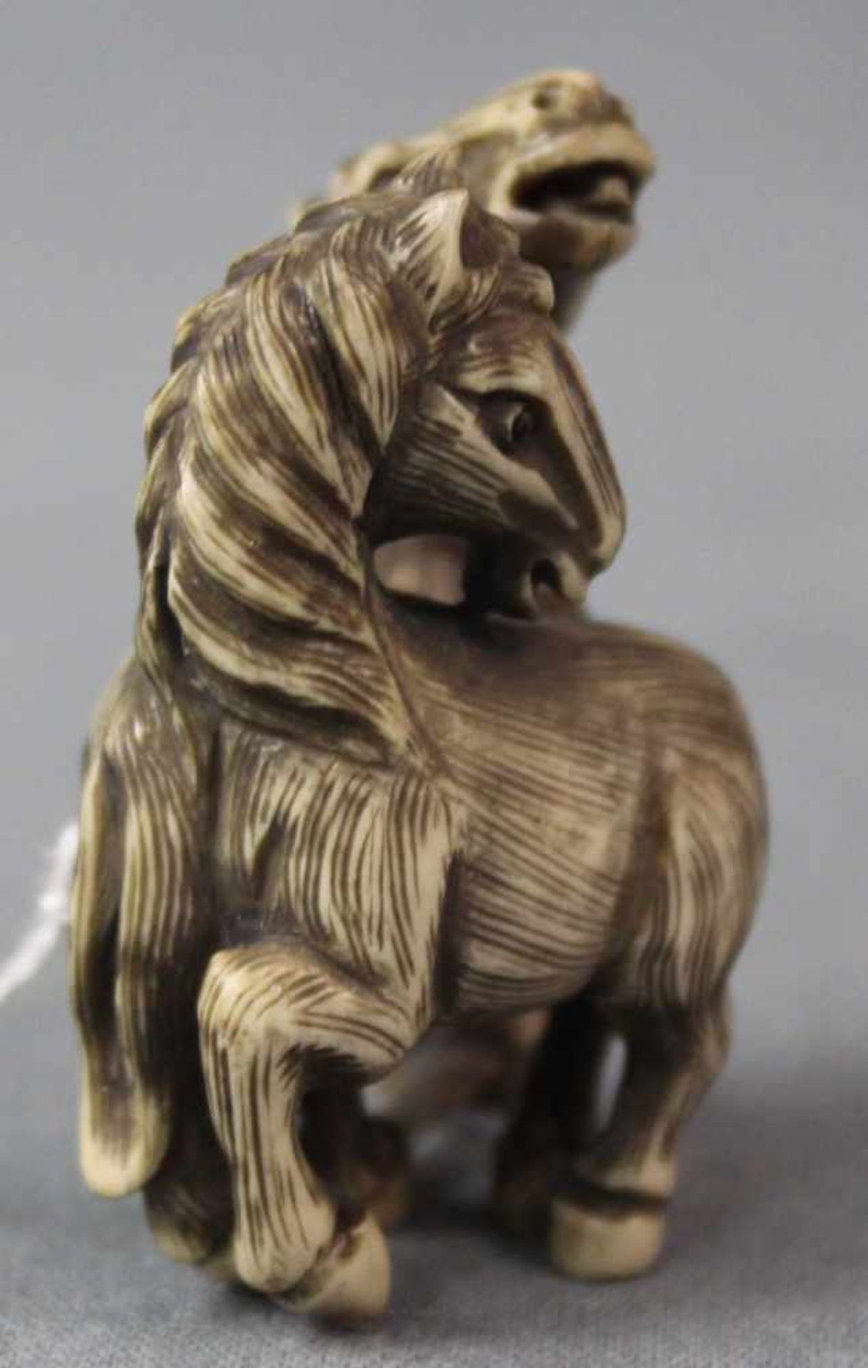 Netsuke. 2 Misaki Pferde. Geschnitzt. Japan, wohl Meiji - Zeit 1869 - 1912. 51 mm hoch. Unten - Image 2 of 6