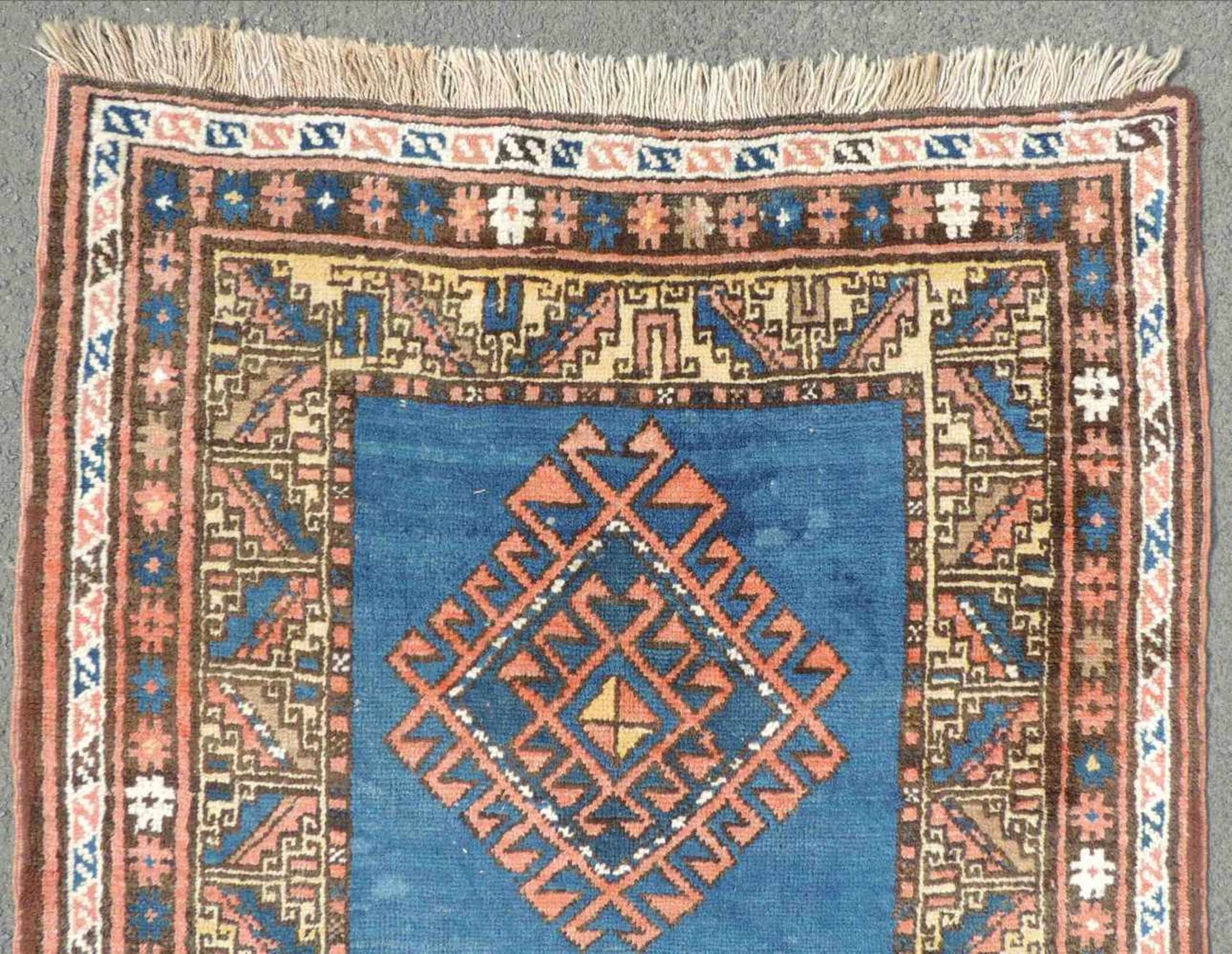Kasak Orientteppich. Kaukasus. Antik, um 1910. 182 cm x 103 cm. Handgeknüpft. Wolle auf Wolle. - Image 4 of 7