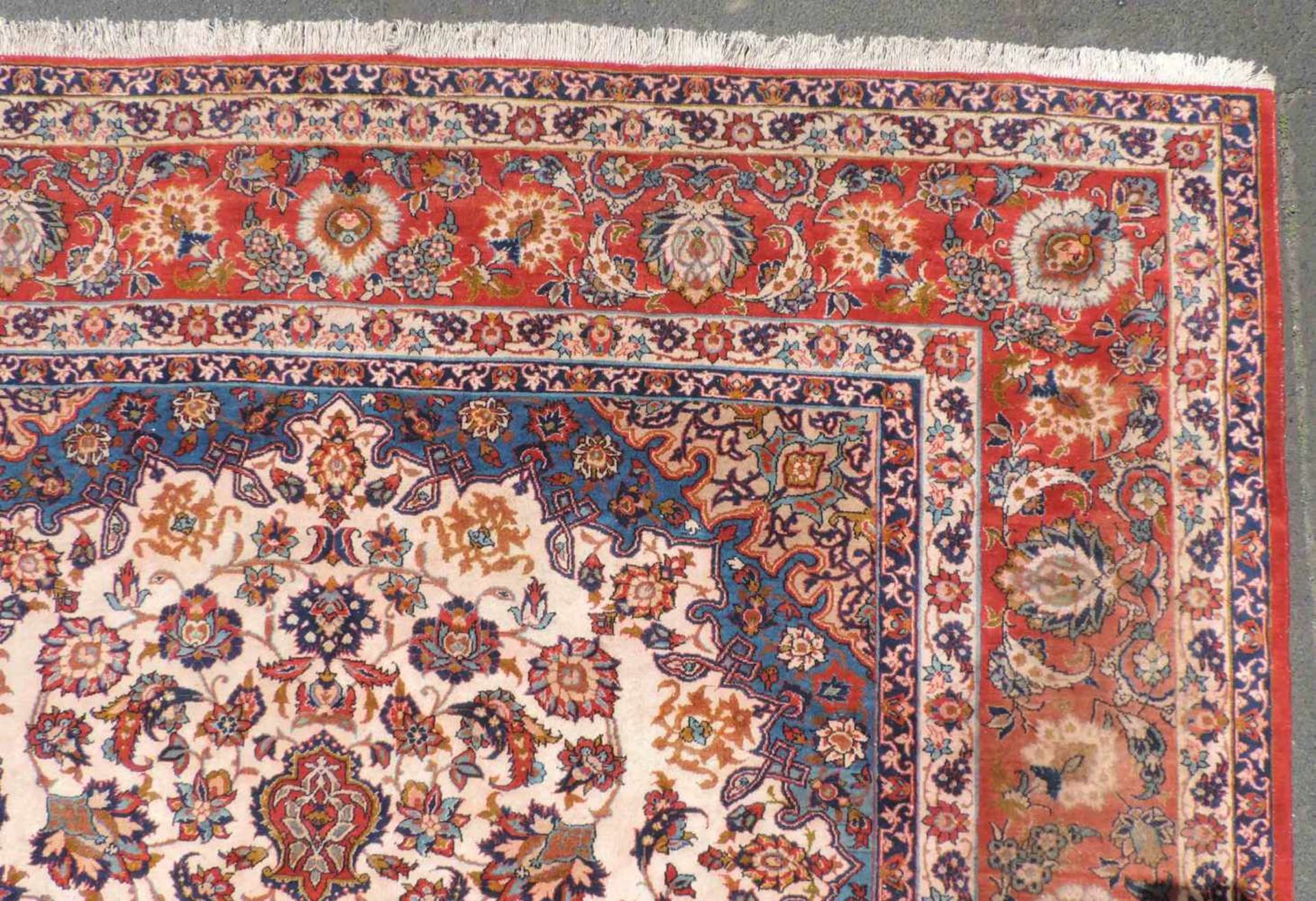 Isfahan Perserteppich. Mit Medaillon. Iran. Feine Knüpfung. 378 cm x 285 cm. Handgeknüpft. Wolle auf - Image 10 of 11
