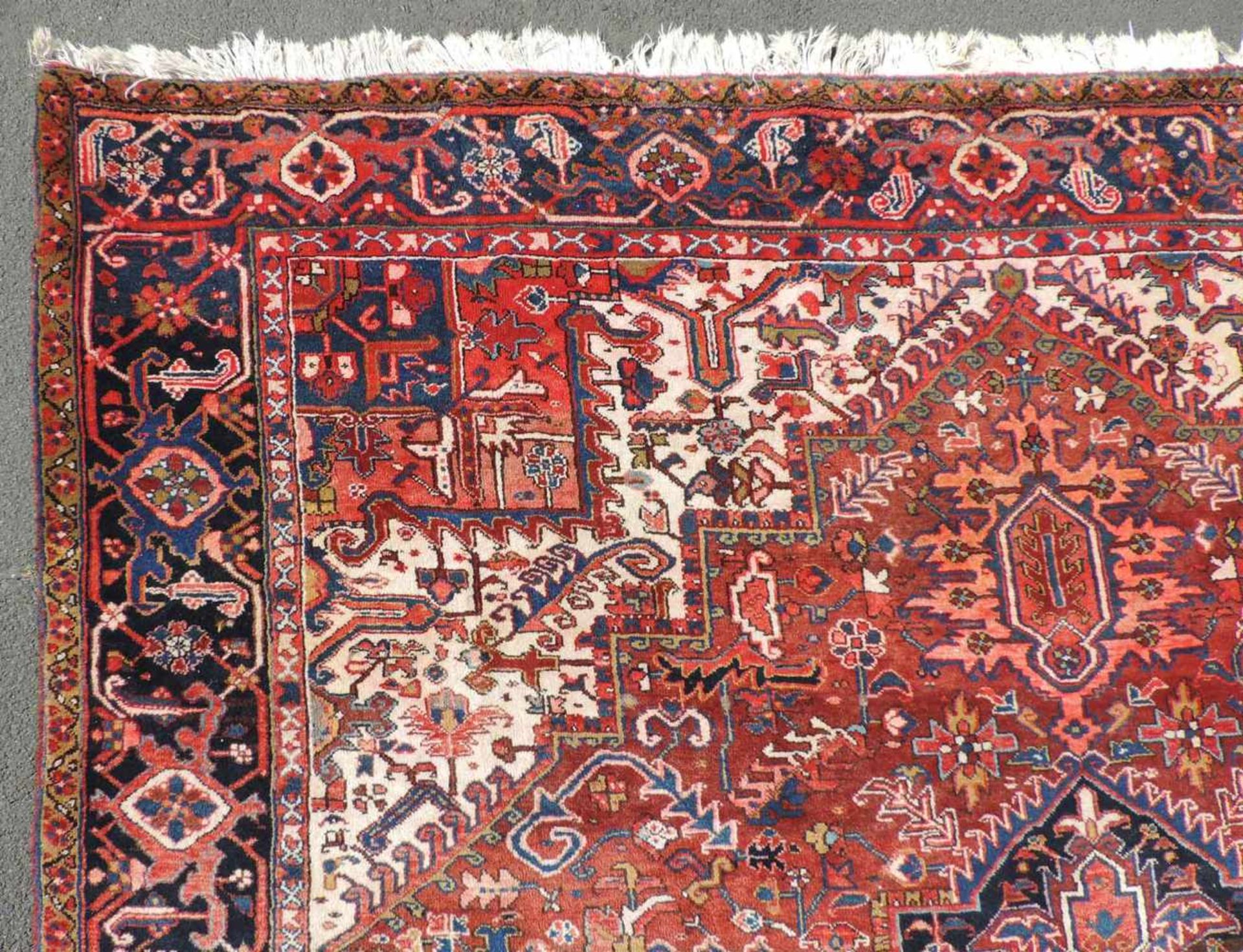 Heris Perserteppich. Iran. Alt, um 1950. 404 cm x 295 cm. Orientteppich. Handgeknüpft. Wolle auf - Bild 11 aus 12