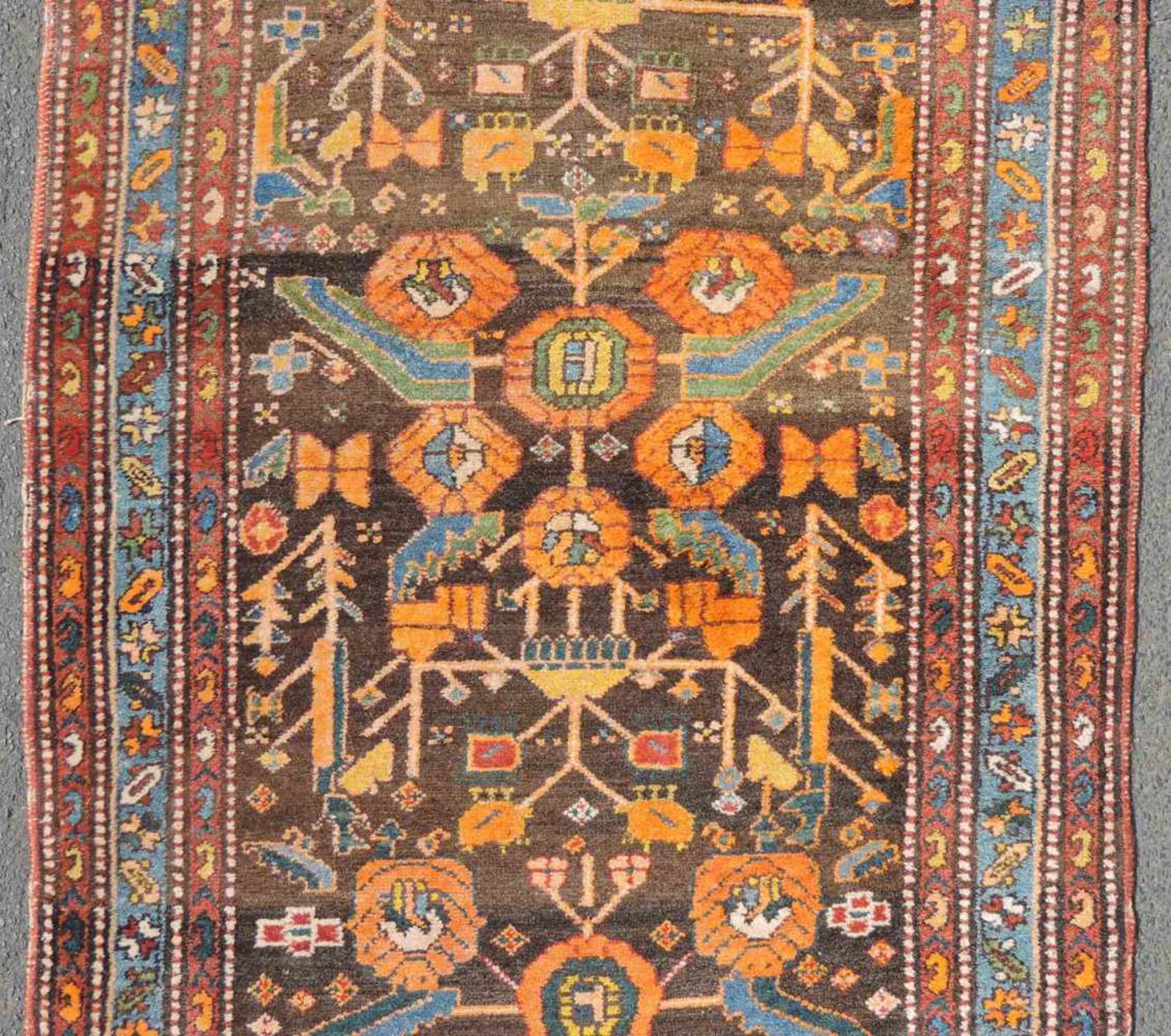 Hamadan Perserteppich. Iran. Alt, um 1910. 200 cm x 90 cm. Handgeknüpft. Wolle auf Baumwolle. - Image 3 of 7