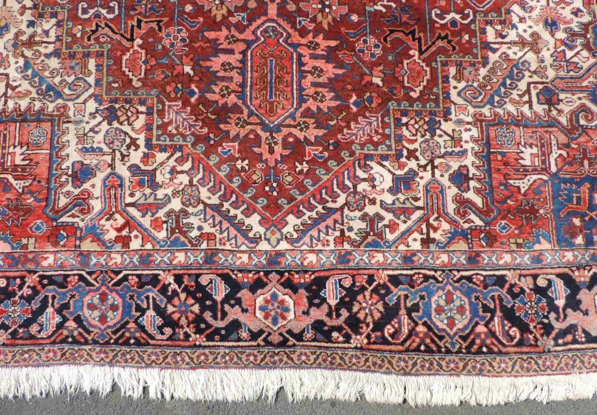 Heris Perserteppich. Iran. Alt, um 1950. 404 cm x 295 cm. Orientteppich. Handgeknüpft. Wolle auf - Bild 6 aus 12