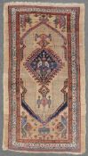 Sarab Perserteppich. Iran. Antik, um 1880. 160 cm x 91 cm. Handgeknüpft. Kamelhaar und Wolle auf