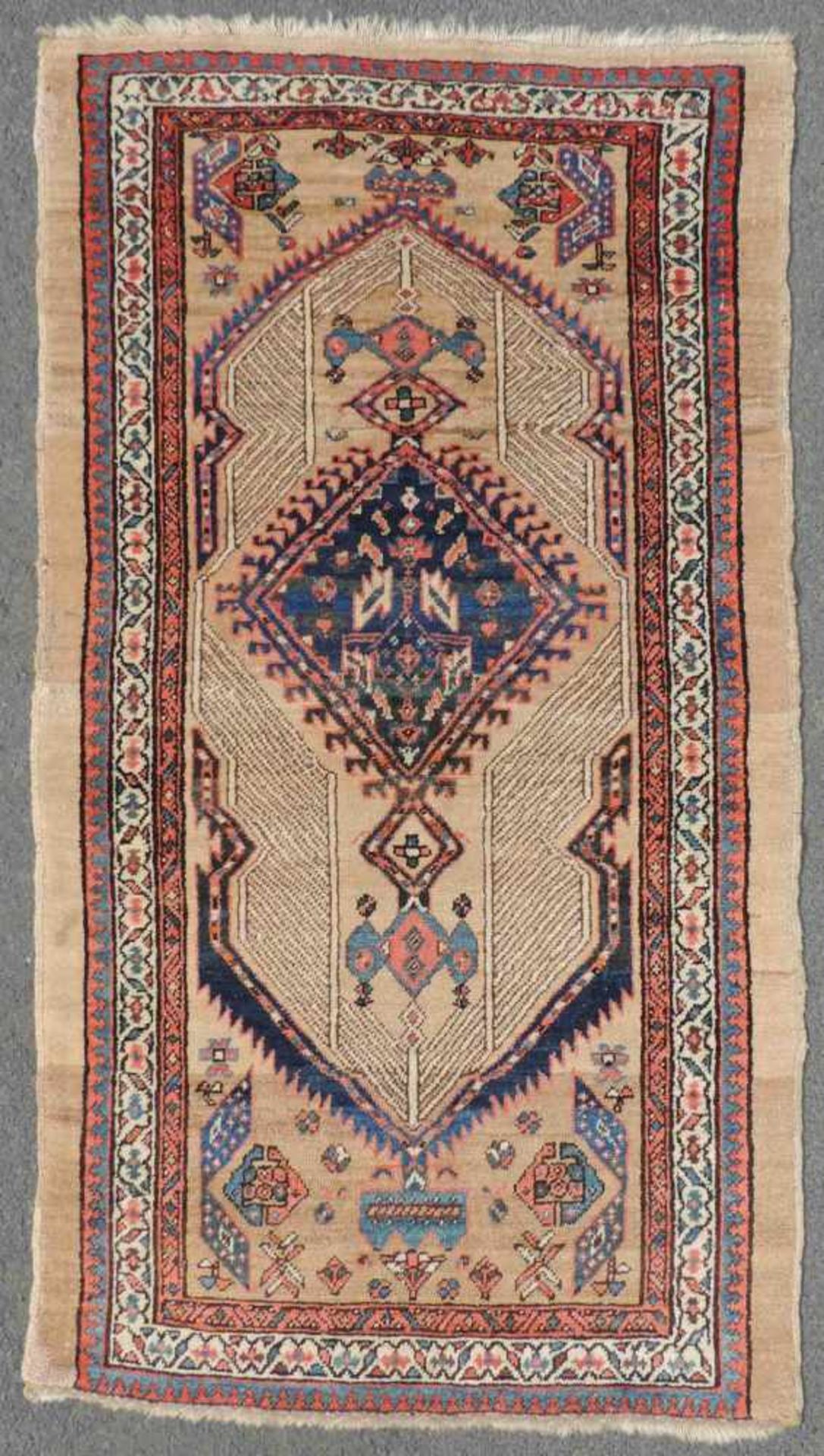 Sarab Perserteppich. Iran. Antik, um 1880. 160 cm x 91 cm. Handgeknüpft. Kamelhaar und Wolle auf