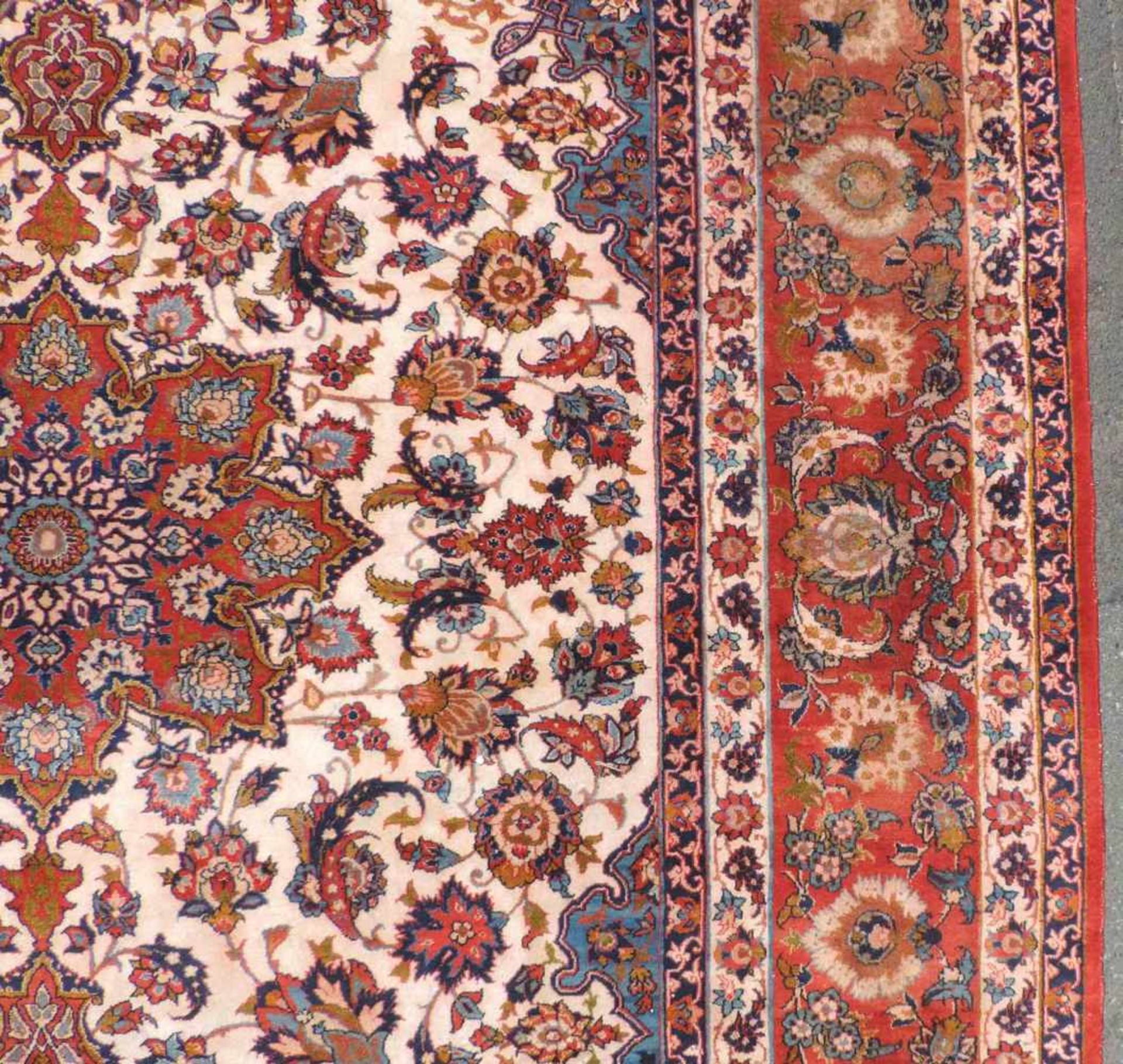 Isfahan Perserteppich. Mit Medaillon. Iran. Feine Knüpfung. 378 cm x 285 cm. Handgeknüpft. Wolle auf - Image 8 of 11