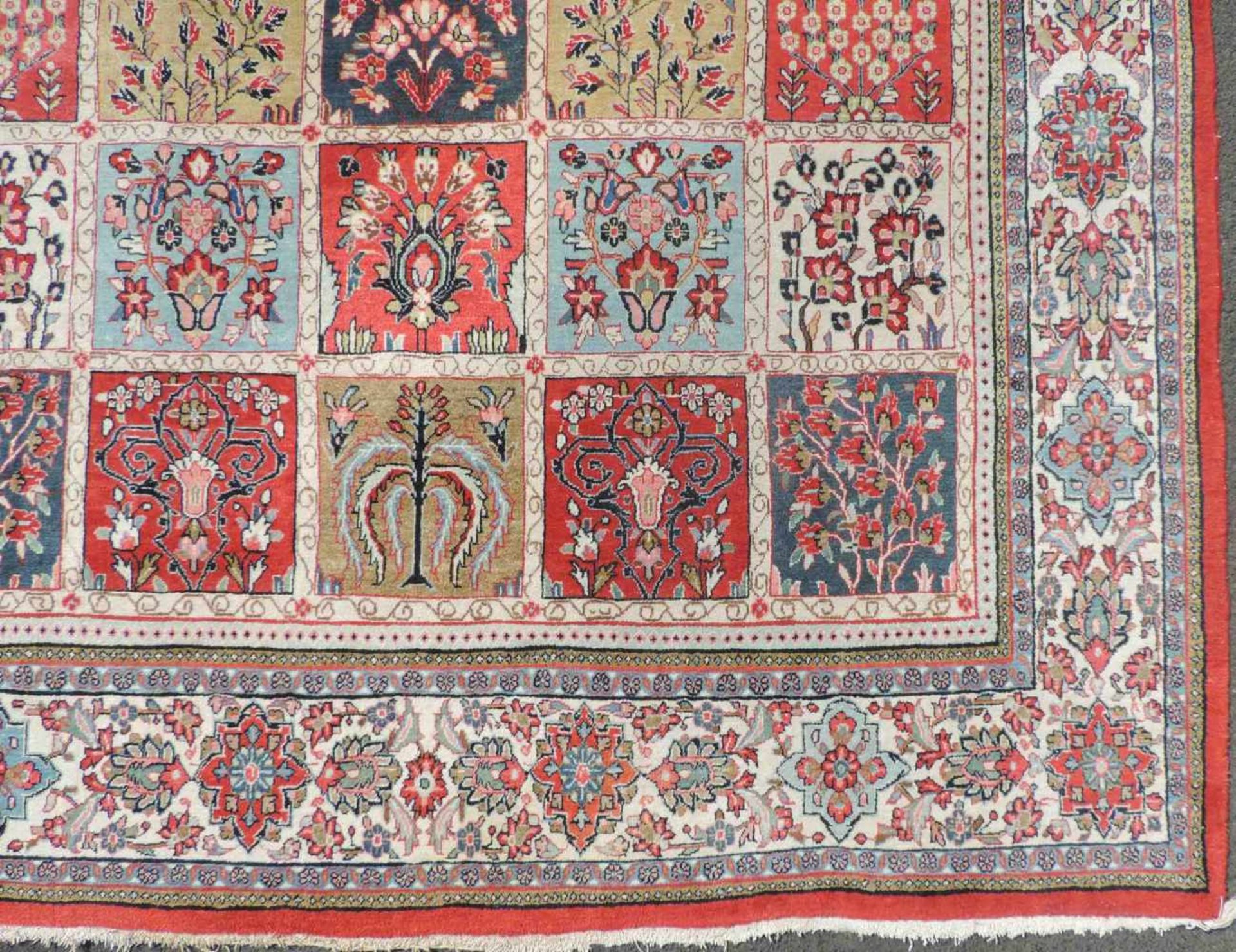 Saruk Perserteppich. Iran. Feldermuster. 354 cm x 255 cm. Handgeknüpft. Wolle auf Baumwolle. Saruk - Image 3 of 8