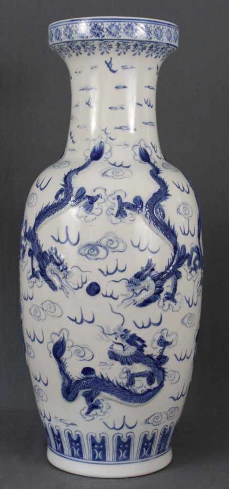 Vase. Imperialer Drache mit 4 Klauen. Wohl China, späte Qing Periode. 63 cm hoch. Porzellan blau -