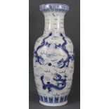 Vase. Imperialer Drache mit 4 Klauen. Wohl China, späte Qing Periode. 63 cm hoch. Porzellan blau -