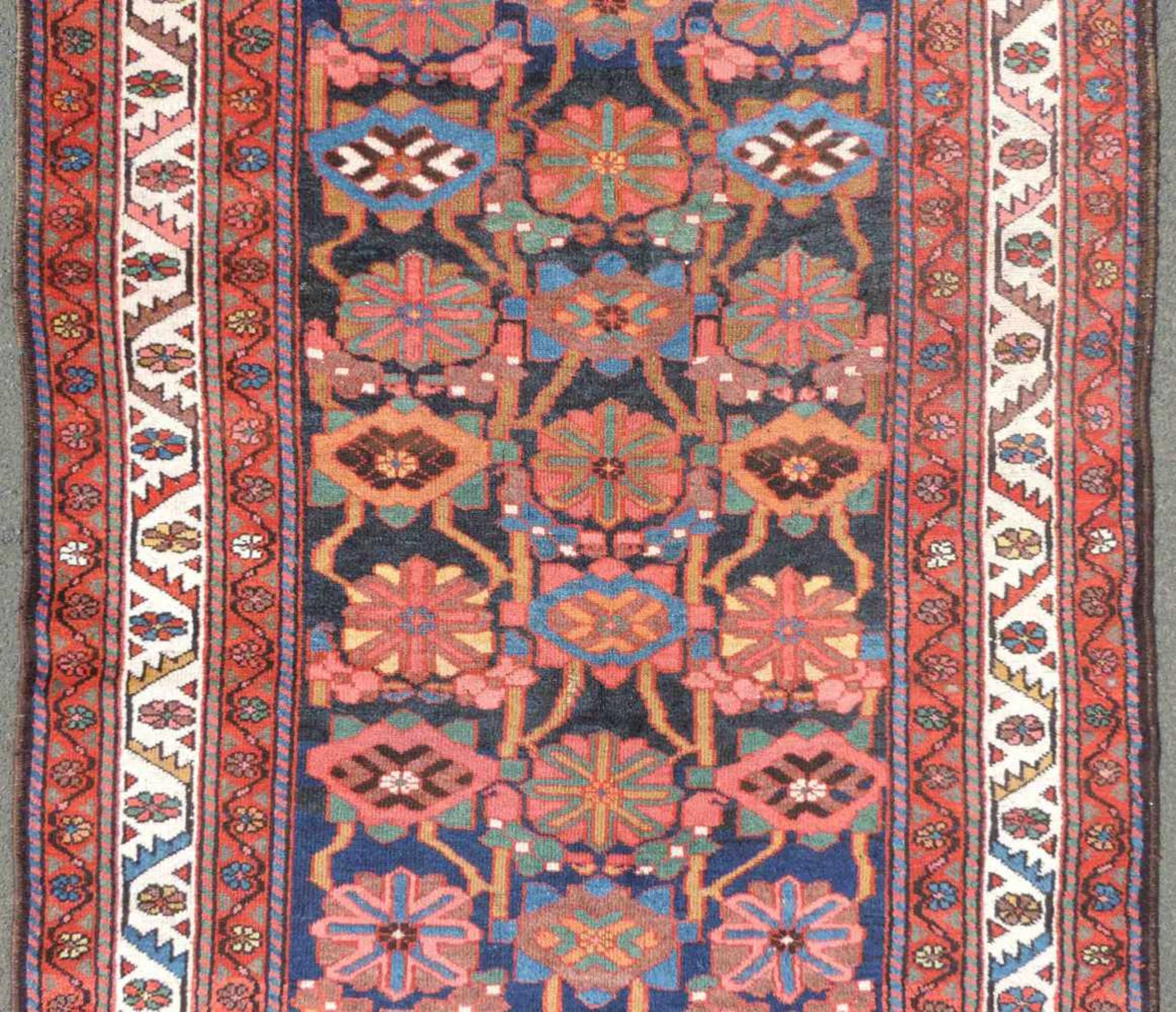 Varamin Shah Savan Perserteppich. Iran. Alt, um 1920. 308 cm x 152 cm. Handgeknüpft. Wolle auf - Bild 3 aus 5