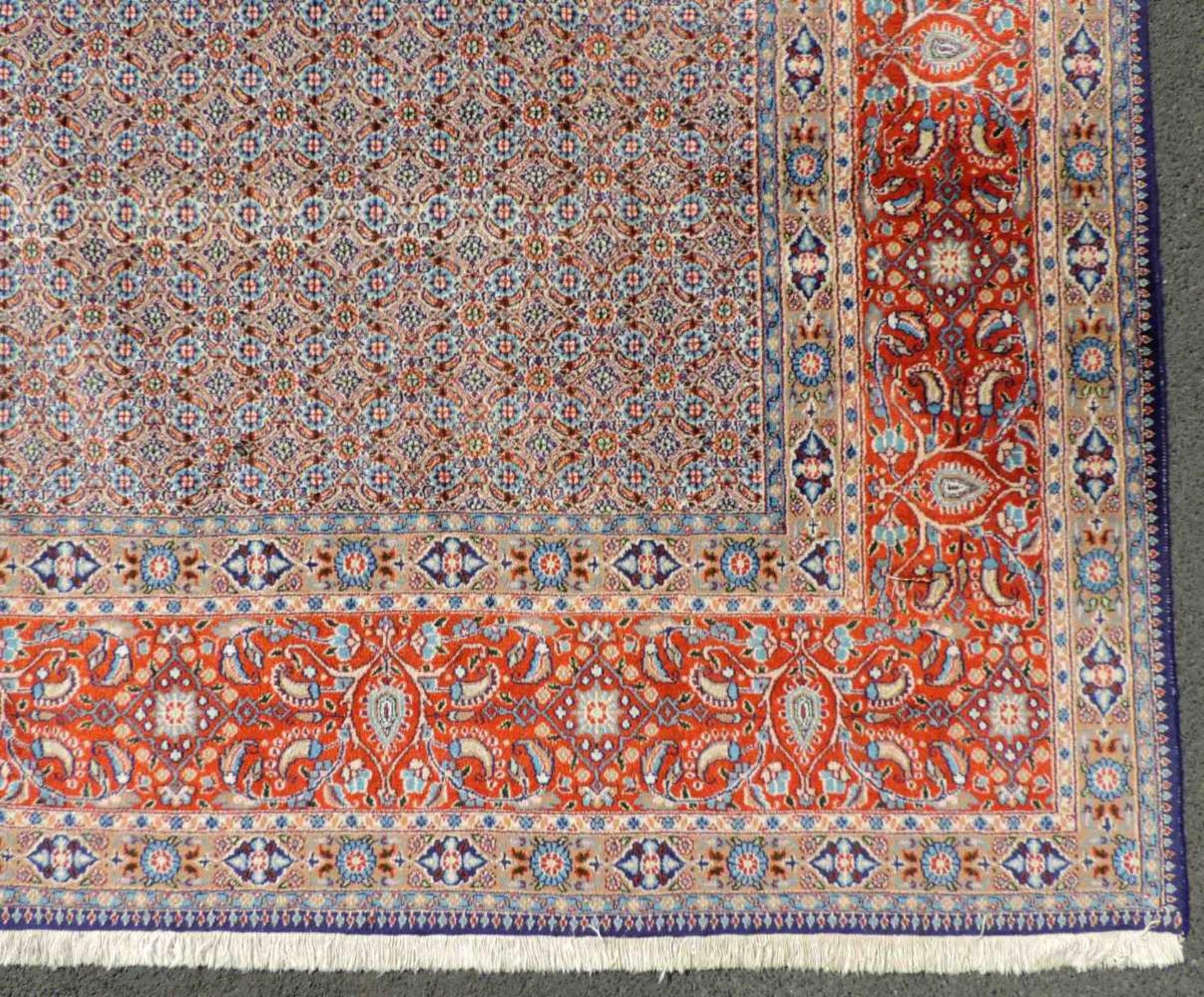 Moud Perserteppich. Iran. 406 cm x 300 cm. Handgeknüpft. Wolle auf Baumwolle. Zustand siehe Fotos. - Image 4 of 10