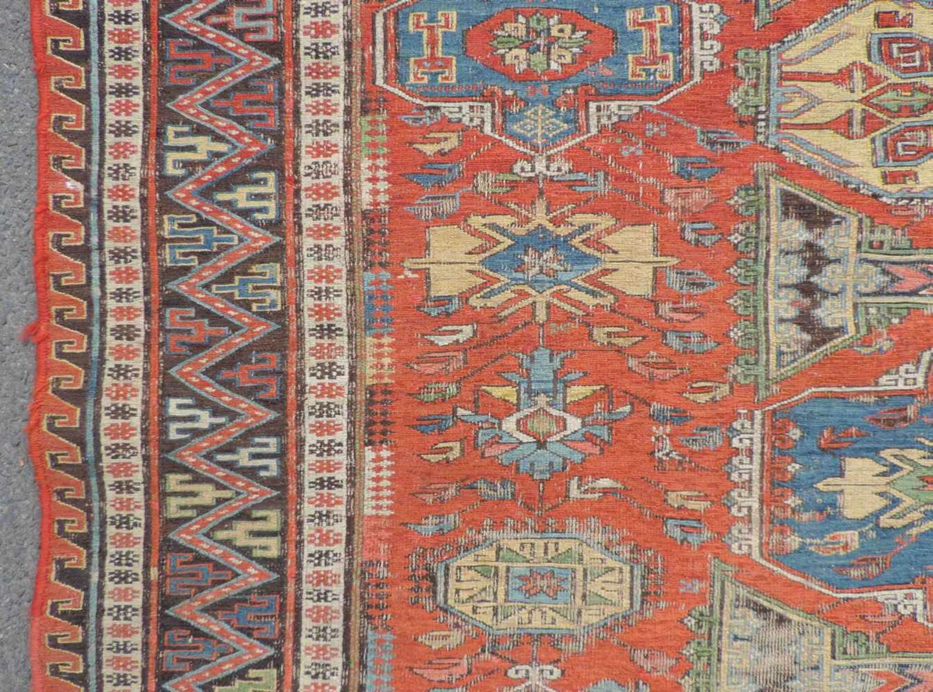 Sumak Kelim. Teppich, Kaukasus, antik um 1870. 260 cm x 220 cm. Handgewebt. Wolle auf Wolle. - Image 4 of 9