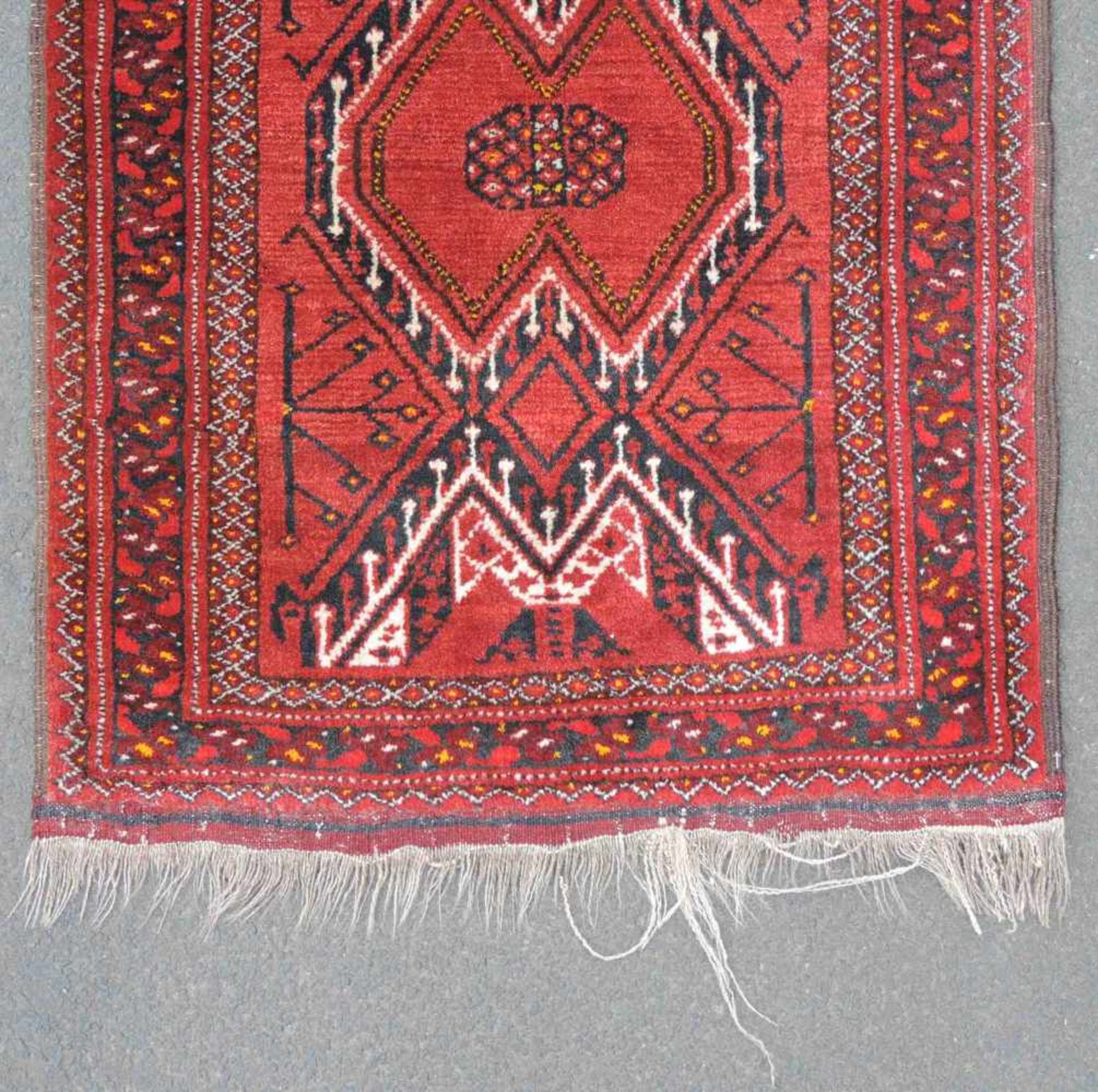 Ersari Stammesteppich. Afghanistan. Alt. 1. Hälfte 20. Jahrhundert. 115 cm x 77 cm. Handgeknüpft. - Image 2 of 4