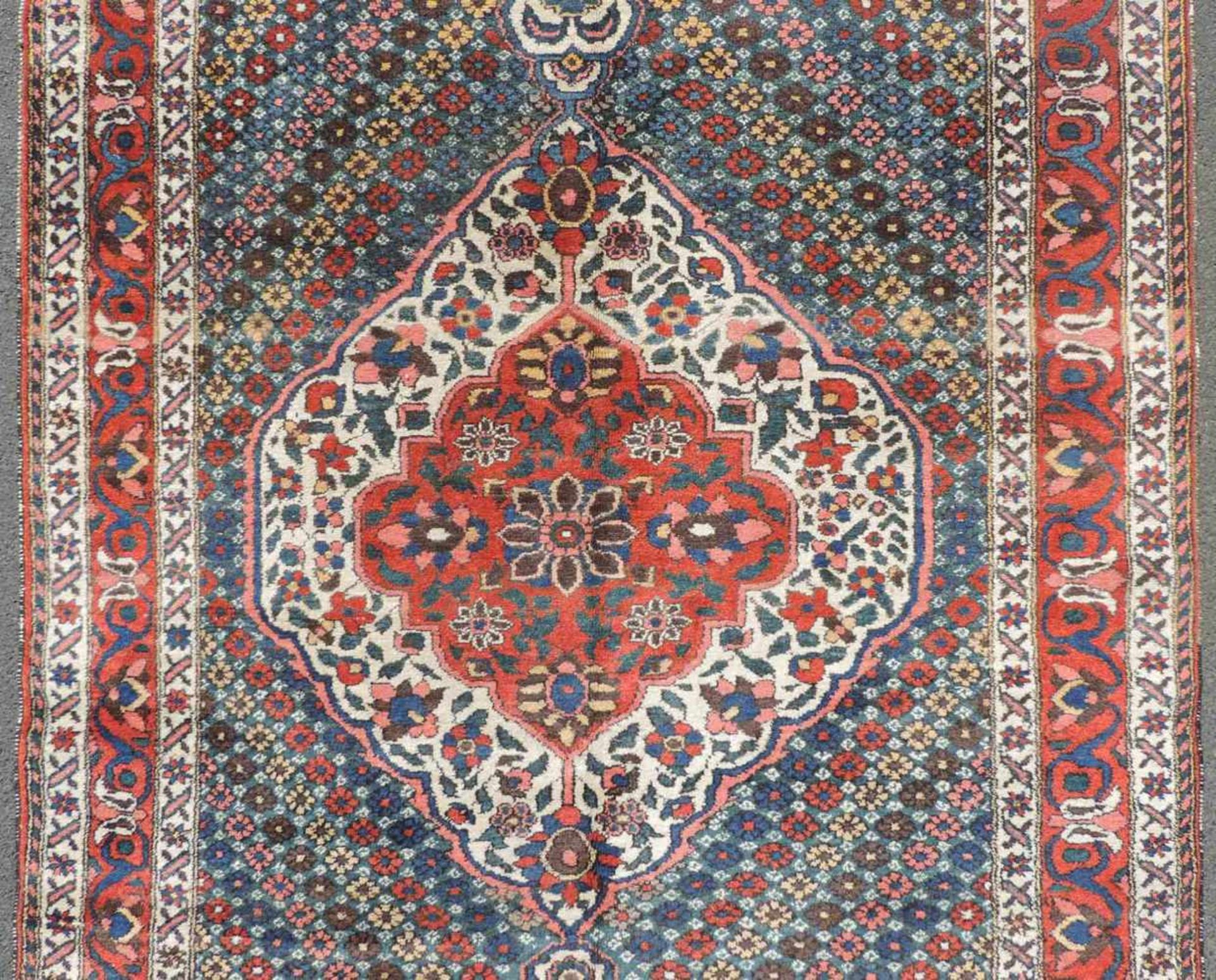 Bachtiari Perserteppich. Iran. Alt, 1. Hälfte 20. Jahrhundert. 211 cm x 147 cm. Handgeknüpft. - Image 3 of 5