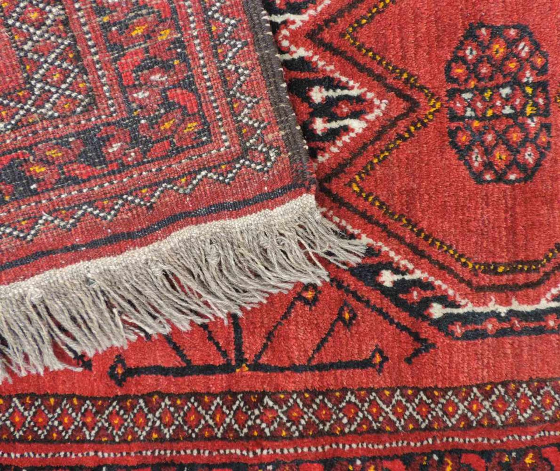 Ersari Stammesteppich. Afghanistan. Alt. 1. Hälfte 20. Jahrhundert. 115 cm x 77 cm. Handgeknüpft. - Image 4 of 4