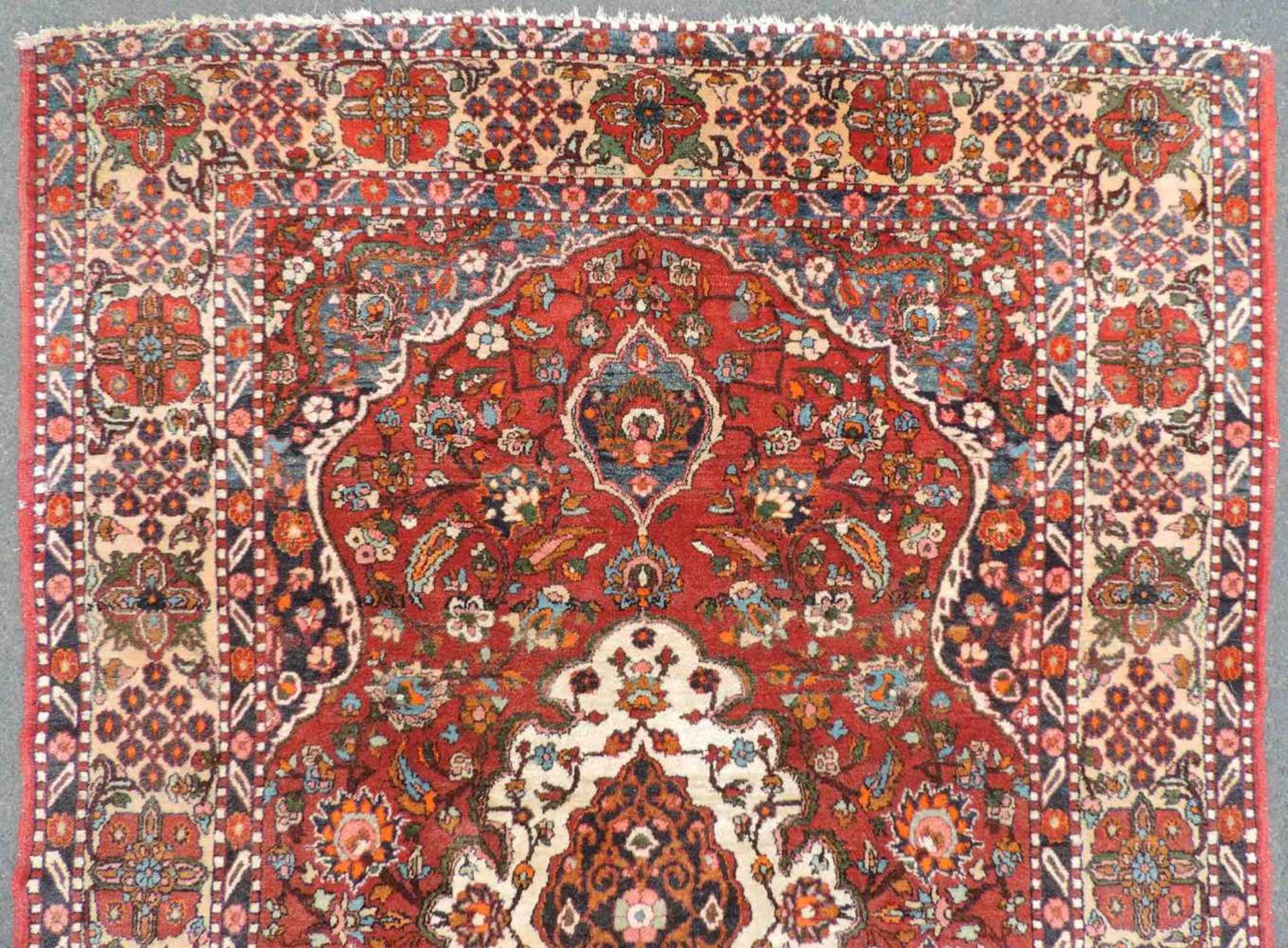 Bachtiar Perserteppich. Iran. Alt. Mitte 20. Jahrhundert. 198 cm x 140 cm. Handgeknüpft. Wolle auf - Bild 4 aus 6