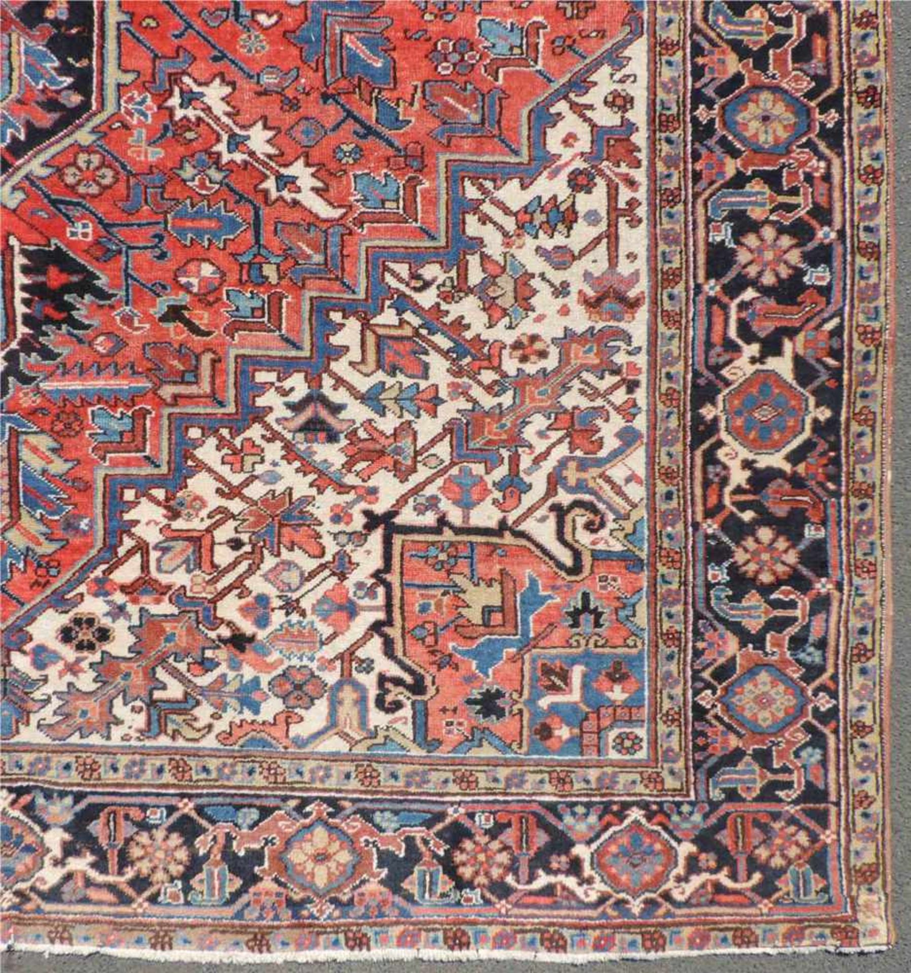 Heris Perserteppich. Iran. Mitte 20. Jahrhundert. 350 cm x 256 cm. Orientteppich, handgeknüpft. - Bild 4 aus 10