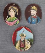 3 Portraits. Gemälde auf Elfenbein. Wohl Indien Mogul 19. Jahrhundert. Bis 50 mm x 42 mm. Wohl