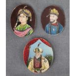 3 Portraits. Gemälde auf Elfenbein. Wohl Indien Mogul 19. Jahrhundert. Bis 50 mm x 42 mm. Wohl