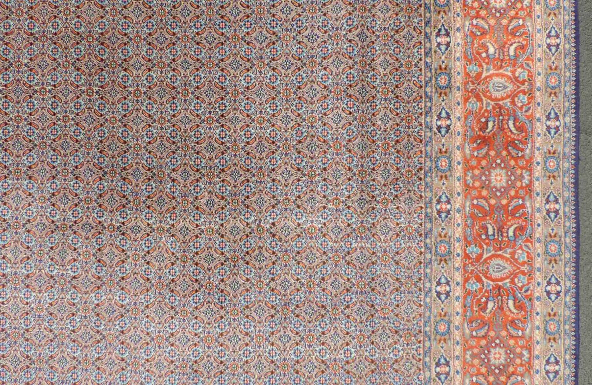 Moud Perserteppich. Iran. 406 cm x 300 cm. Handgeknüpft. Wolle auf Baumwolle. Zustand siehe Fotos. - Image 6 of 10