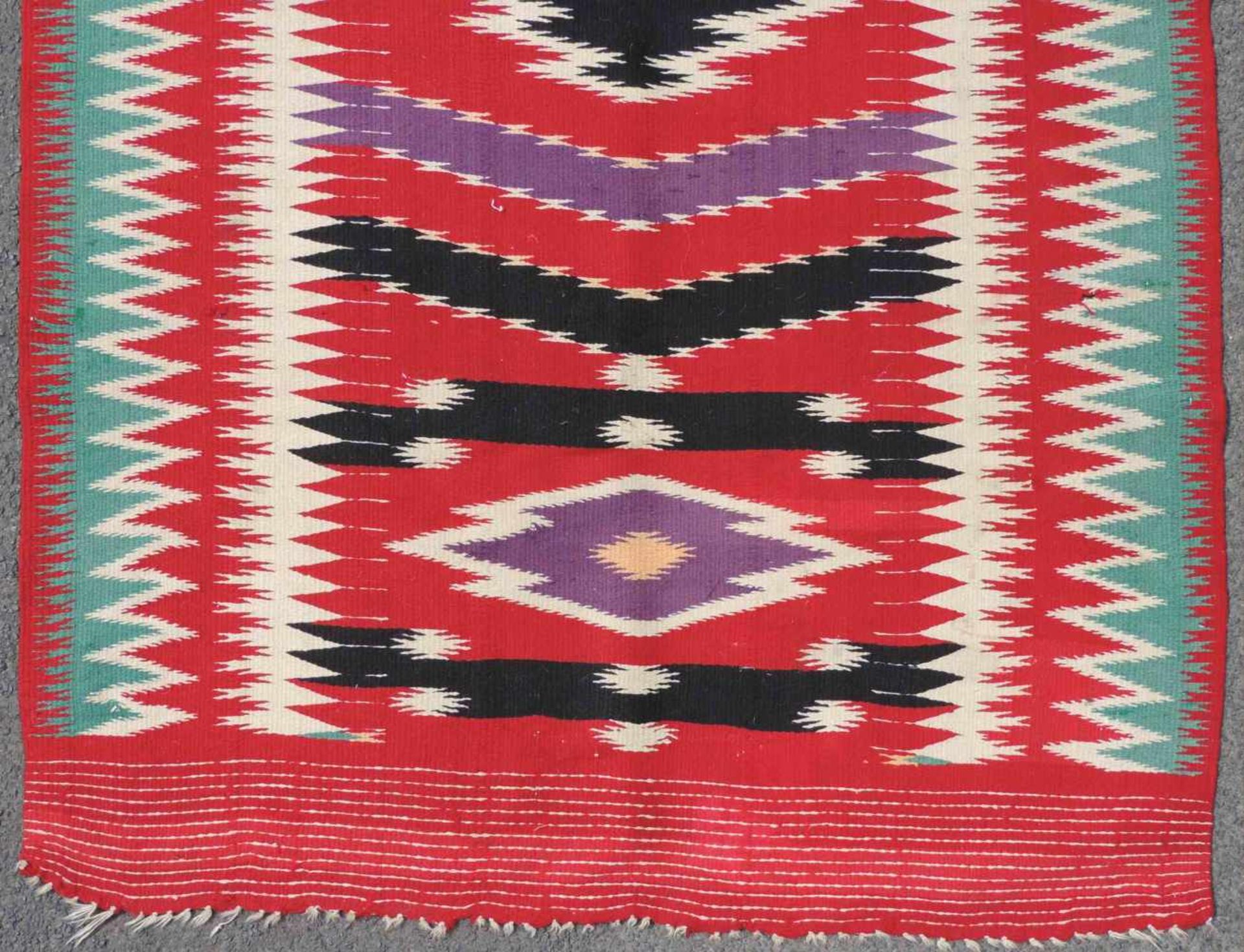 Serape. Süd West U.S.A. / Mexiko. Antik, um 1900. 194 cm x 105 cm. Handgewebt. Wolle auf - Image 2 of 6