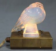 Marius Ernest SABINO (1878 - 1961). Lampe. Taube, Opalglas. Wohl um 1900. Gesamthöhe 12 cm. Leuchtet