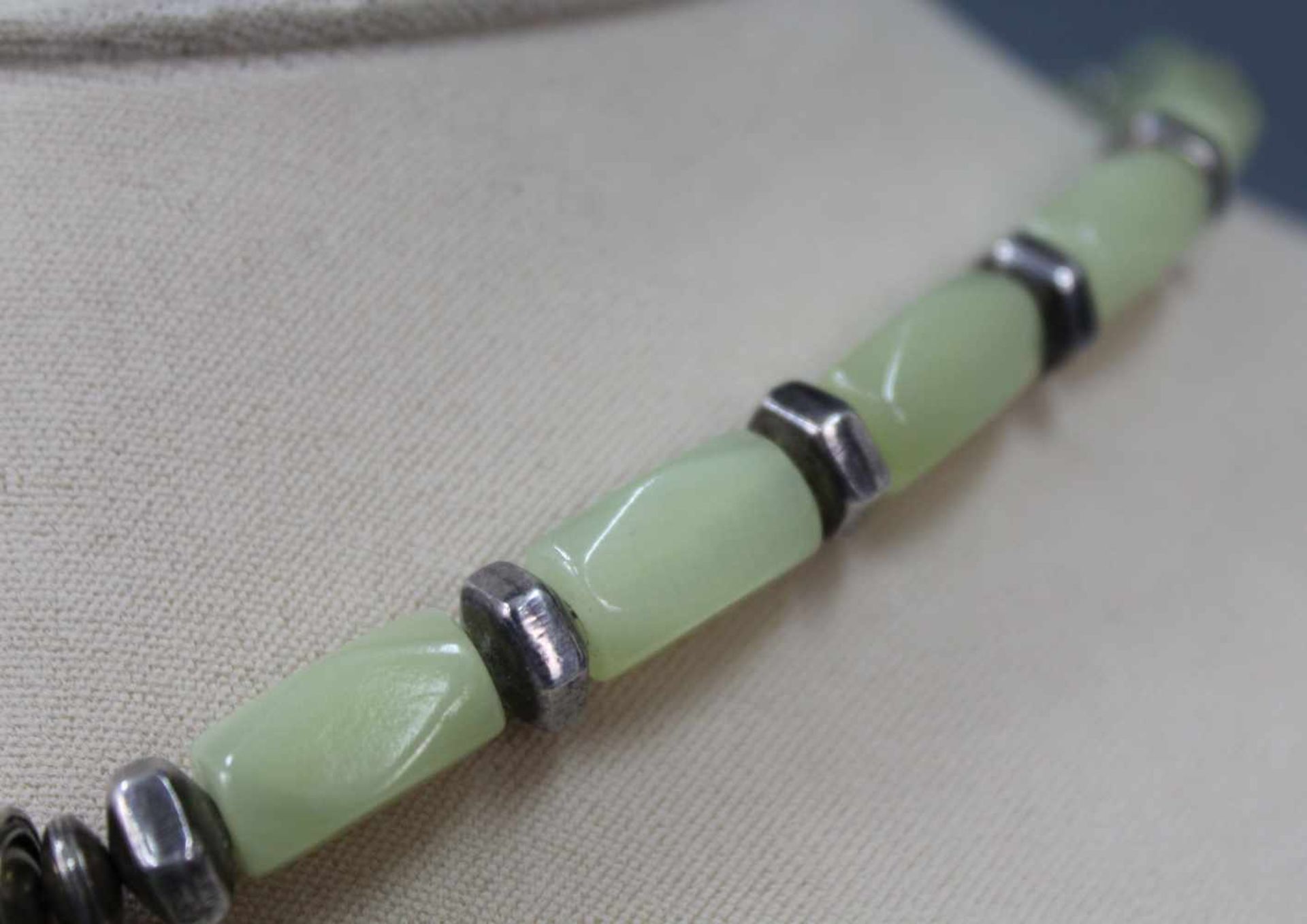 Collier. Hauptstein wohl Jade. Bandsteine wohl Prasiolith. Silber 925. 47 cm lang. Wohl China - Bild 3 aus 6