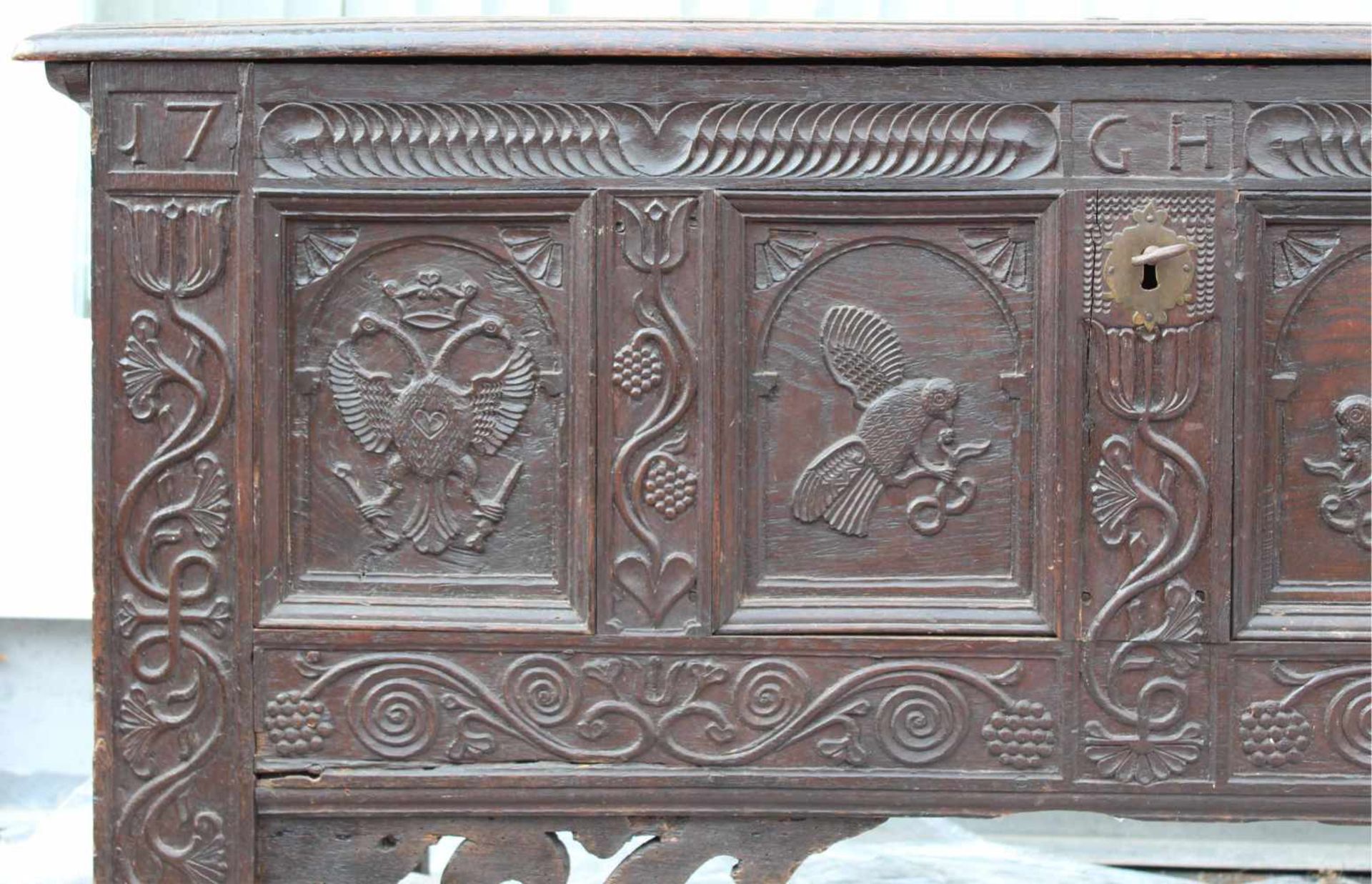 Truhe. Eiche geschwärzt. "1775" "GH". 75 cm x 143 cm x 55 cm. Hochzeitstruhe. Chest. Oak - Image 2 of 7