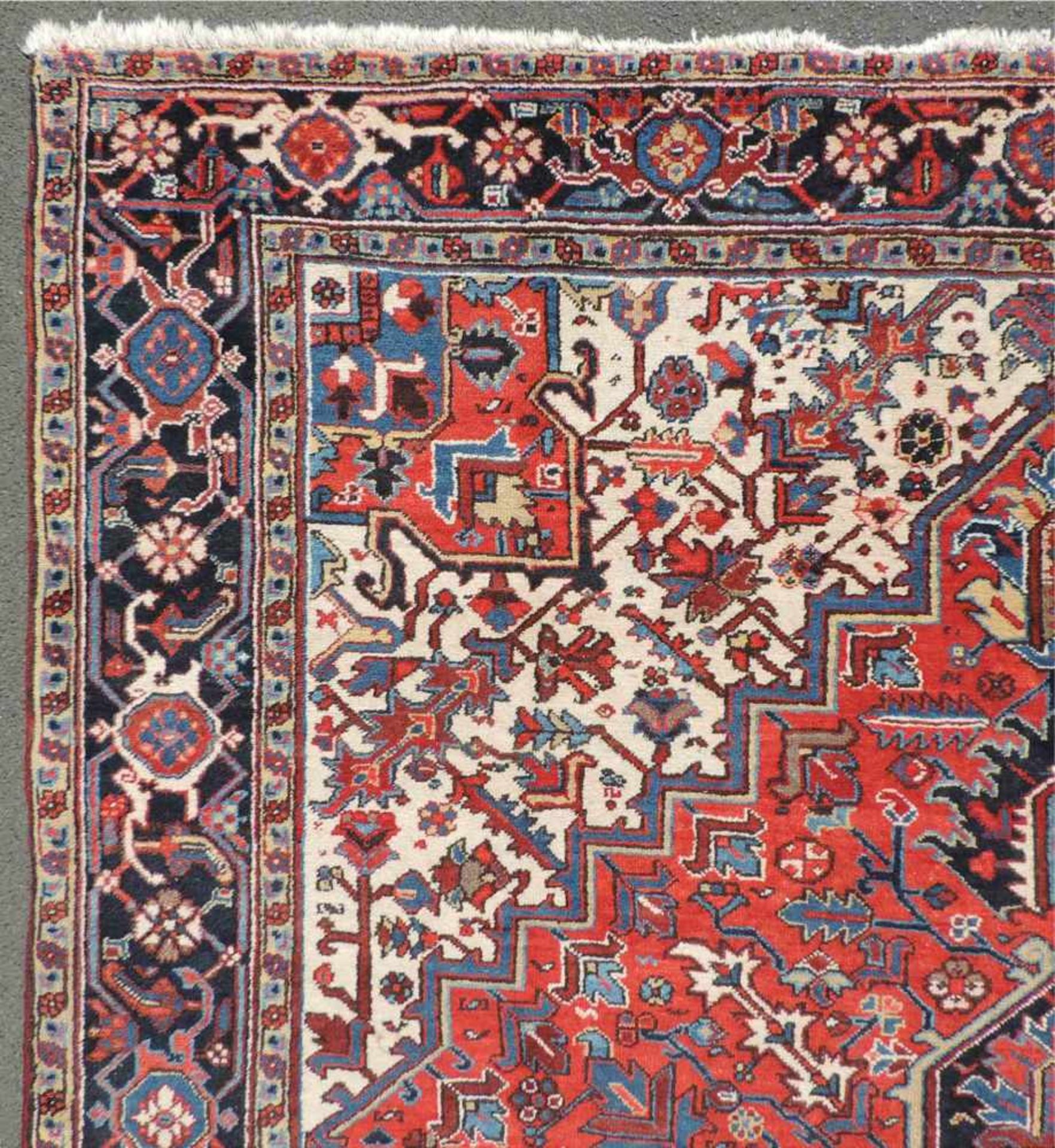 Heris Perserteppich. Iran. Mitte 20. Jahrhundert. 350 cm x 256 cm. Orientteppich, handgeknüpft. - Bild 8 aus 10