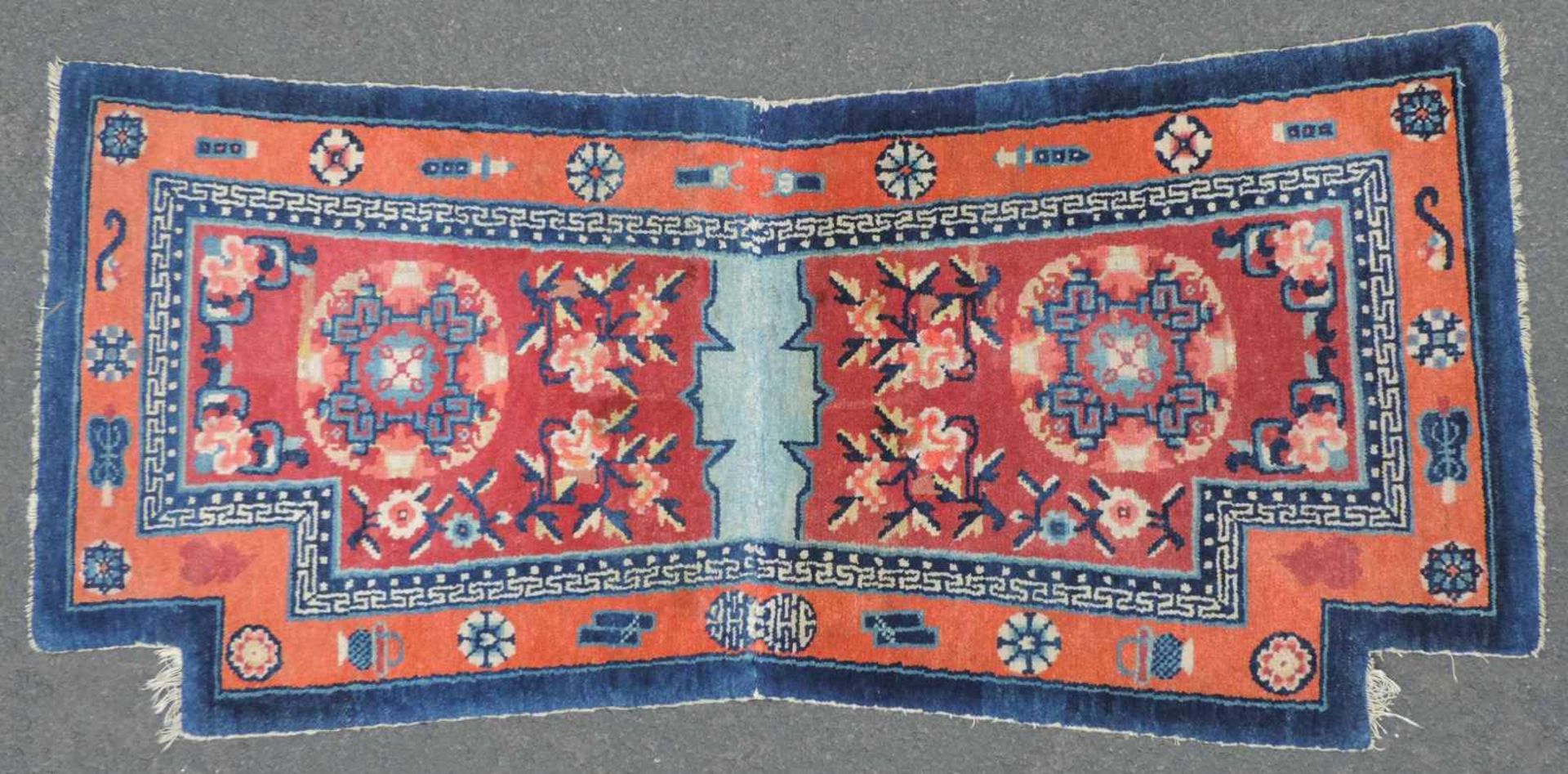 Bantou Sattelteppich. China. Antik, um 1900. 140 cm x 62 cm. Handgeknüpft in 2 Teilen und