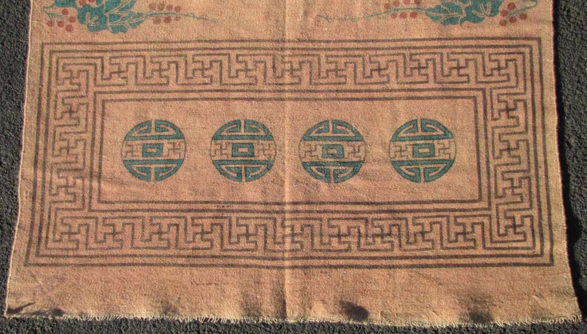 Wandbehänge. China / Mongolei. Antik, um 1900. Circa 296 cm x 114 cm. Handgewebt. Wolle auf - Bild 3 aus 8
