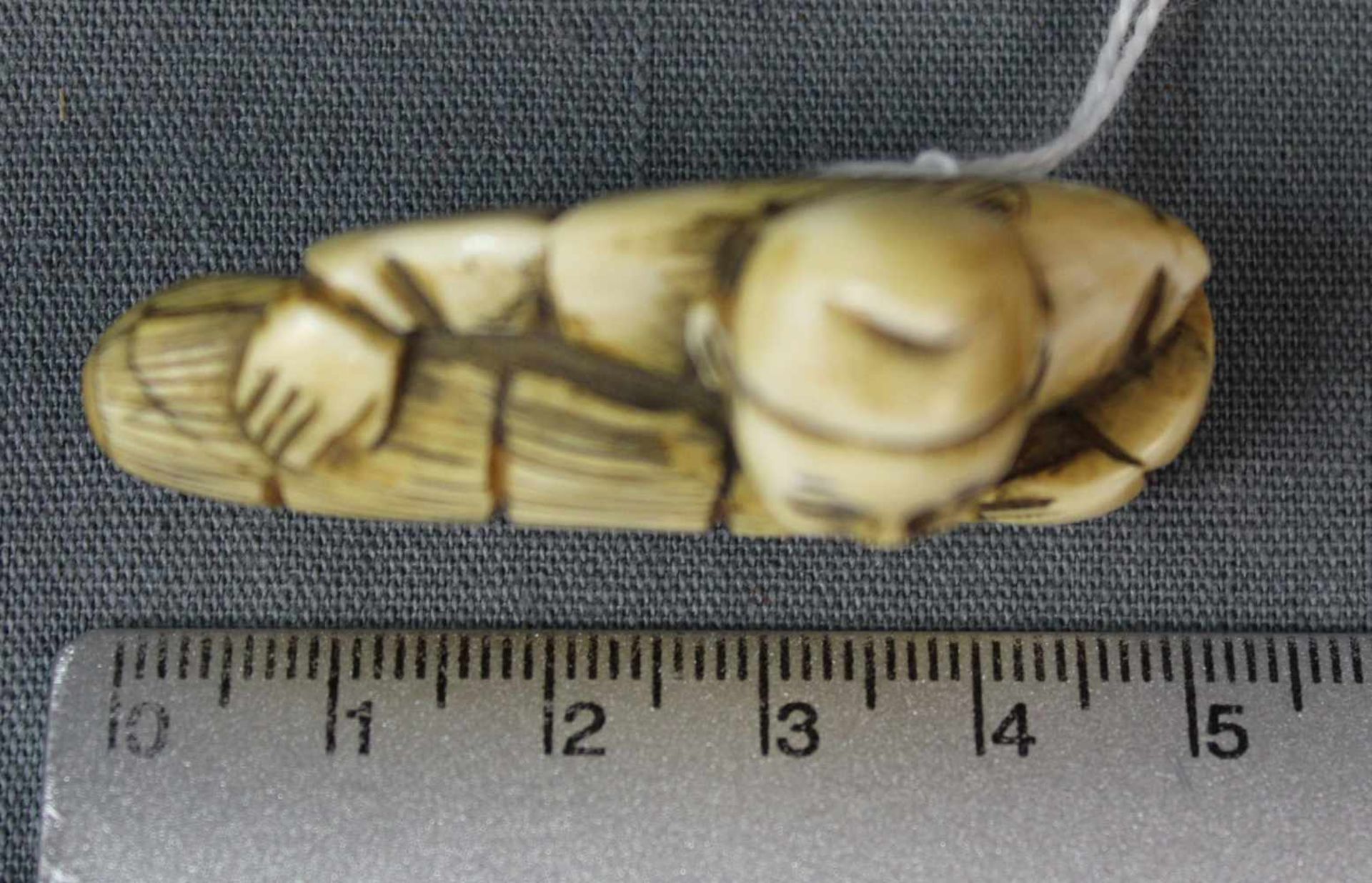 Netsuke. Elfenbein? Geschnitzt. Japan, wohl Meiji - Zeit 1869 - 1912. 52 mm lang. Netsuke. Ivory? - Image 6 of 6