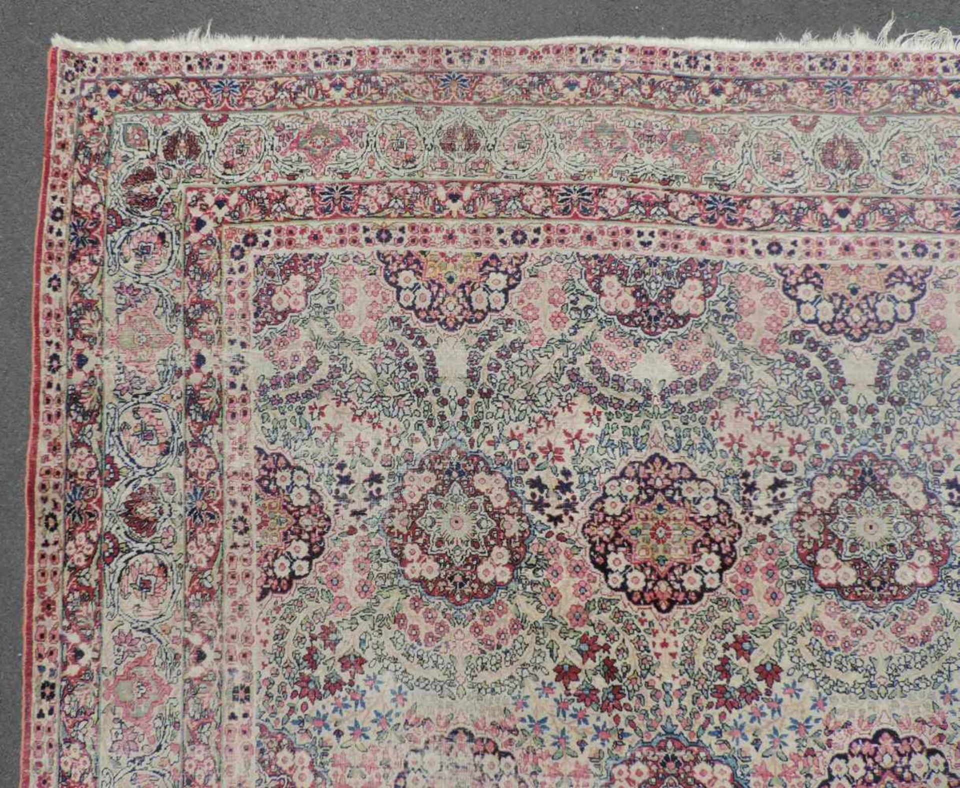 Kirman Laver Perserteppich. Iran. Antik, spätes 19. Jahrhundert. 329 cm x 275 cm. Handgeknüpft. - Bild 5 aus 8