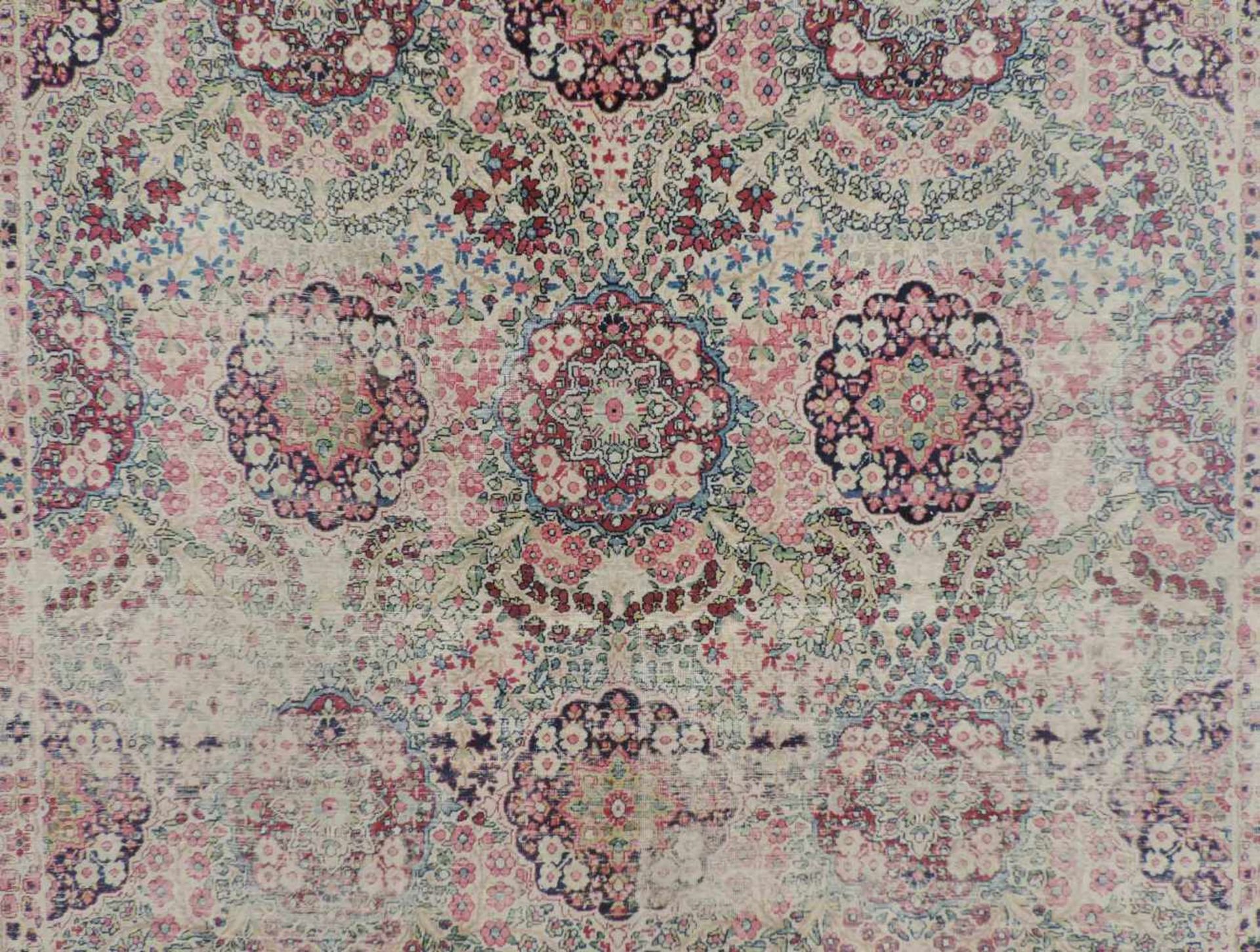 Kirman Laver Perserteppich. Iran. Antik, spätes 19. Jahrhundert. 329 cm x 275 cm. Handgeknüpft. - Bild 4 aus 8