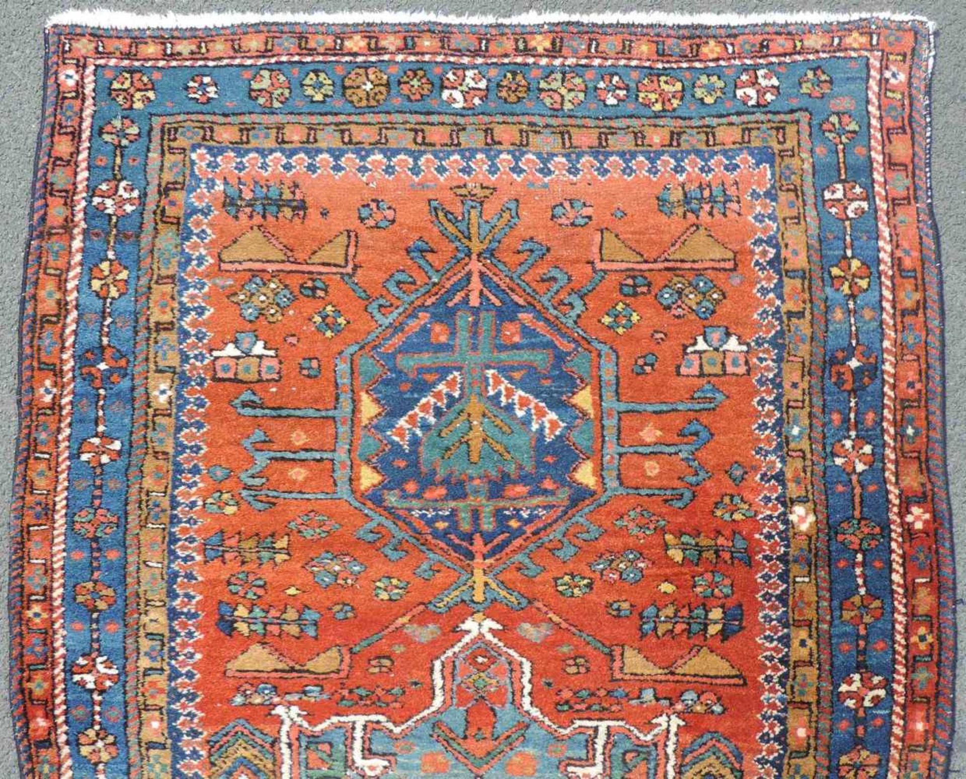 Heriz Wagireh Perserteppich. Iran. Alt, um 1920. 130 cm x 109 cm. Handgeknüpft. Wolle auf Baumwolle. - Image 3 of 4