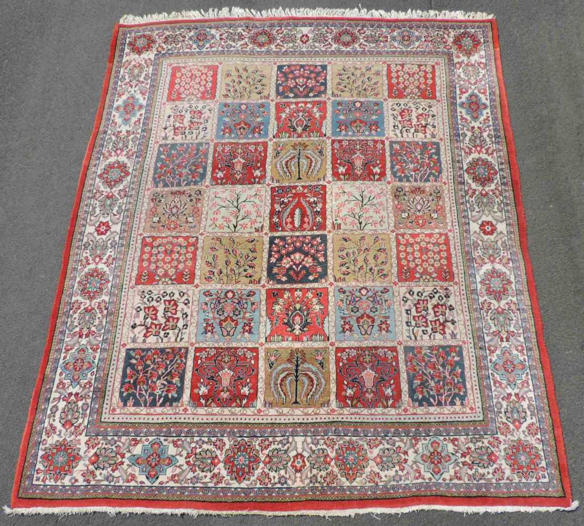 Saruk Perserteppich. Iran. Feldermuster. 354 cm x 255 cm. Handgeknüpft. Wolle auf Baumwolle. Saruk