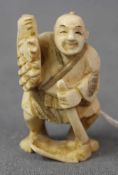 Netsuke Weinbauer. Elfenbein? Geschnitzt. Japan, wohl Meiji - Zeit 1869 - 1912. 44 mm hoch. Unten