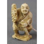 Netsuke Weinbauer. Elfenbein? Geschnitzt. Japan, wohl Meiji - Zeit 1869 - 1912. 44 mm hoch. Unten