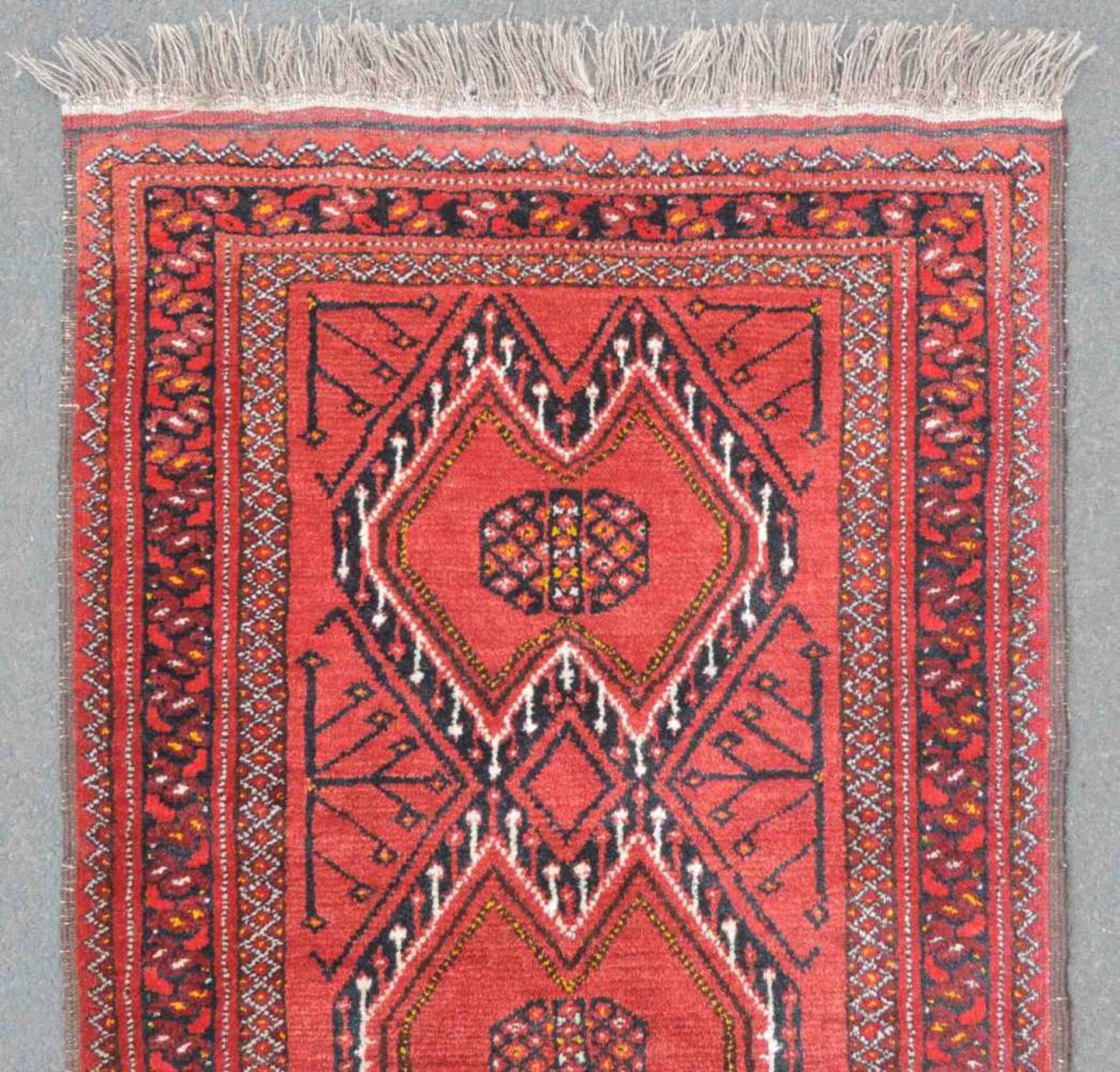 Ersari Stammesteppich. Afghanistan. Alt. 1. Hälfte 20. Jahrhundert. 115 cm x 77 cm. Handgeknüpft. - Image 3 of 4