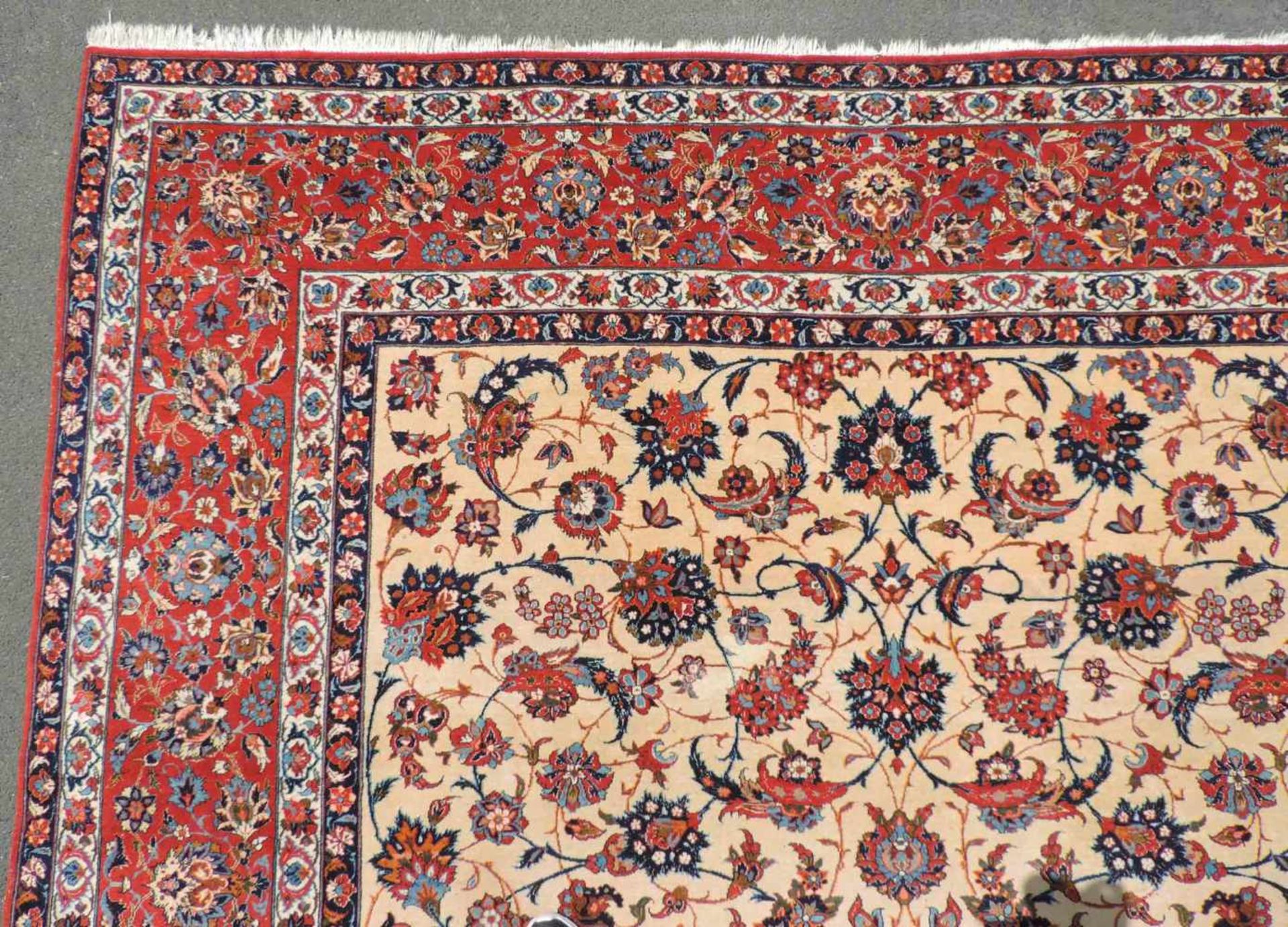 Isfahan Perserteppich. Durchgemustert. Iran. Feine Knüpfung. 391cm x 285 cm. Handgeknüpft. Wolle auf - Image 6 of 9