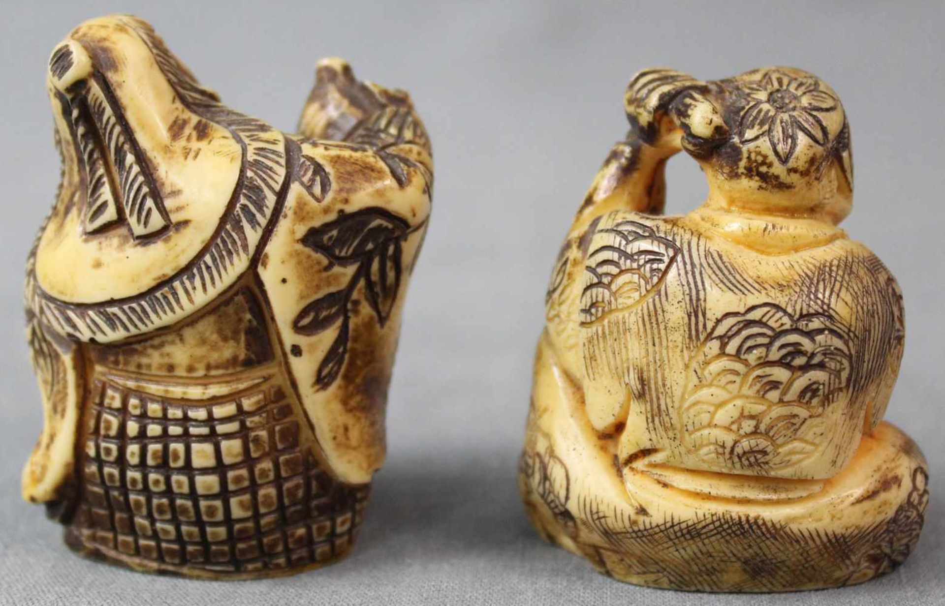 2 Netsuke. Musiker. Geschnitzt. Japan, wohl Meiji - Zeit 1869 - 1912. Bis 60 mm hoch. 2 Netsuke. - Bild 3 aus 6